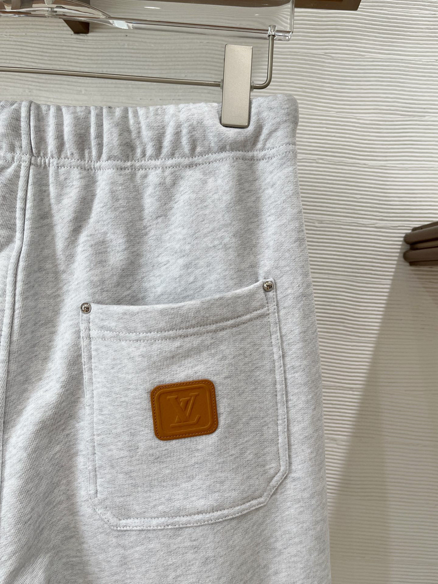 秋冬L*v 卫衣毛圈面料 原版定制开模五金 定制织带腰绳 小直筒版型 （裤脚也可以调节小脚口 ）两种裤型