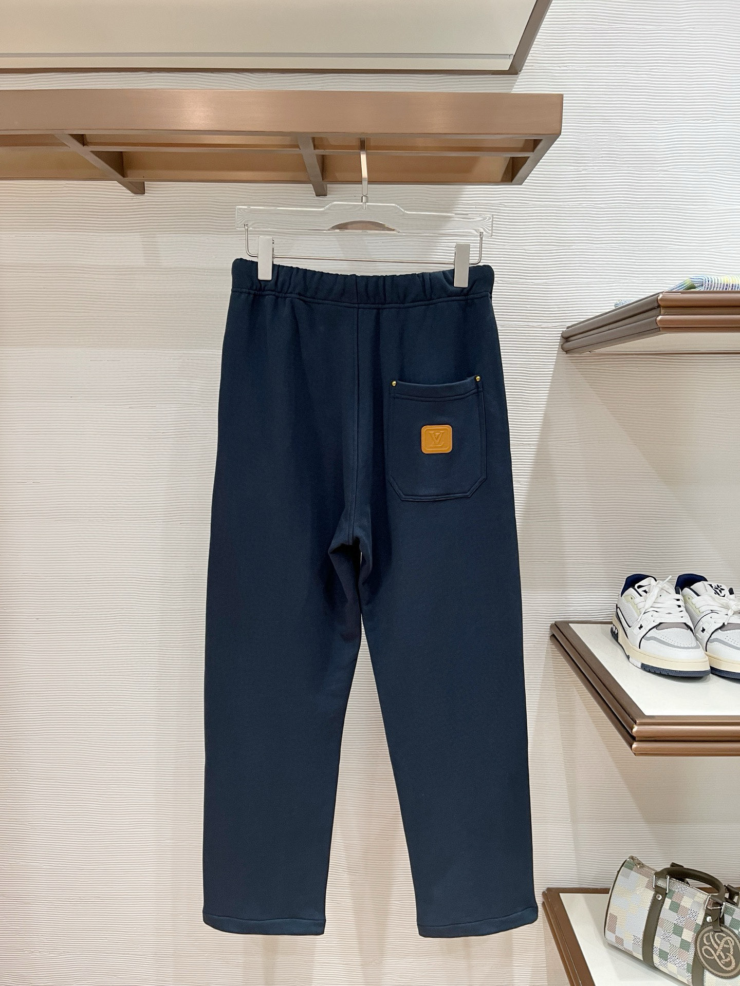 秋冬L*v 卫衣毛圈面料 原版定制开模五金 定制织带腰绳 小直筒版型 （裤脚也可以调节小脚口 ）两种裤型