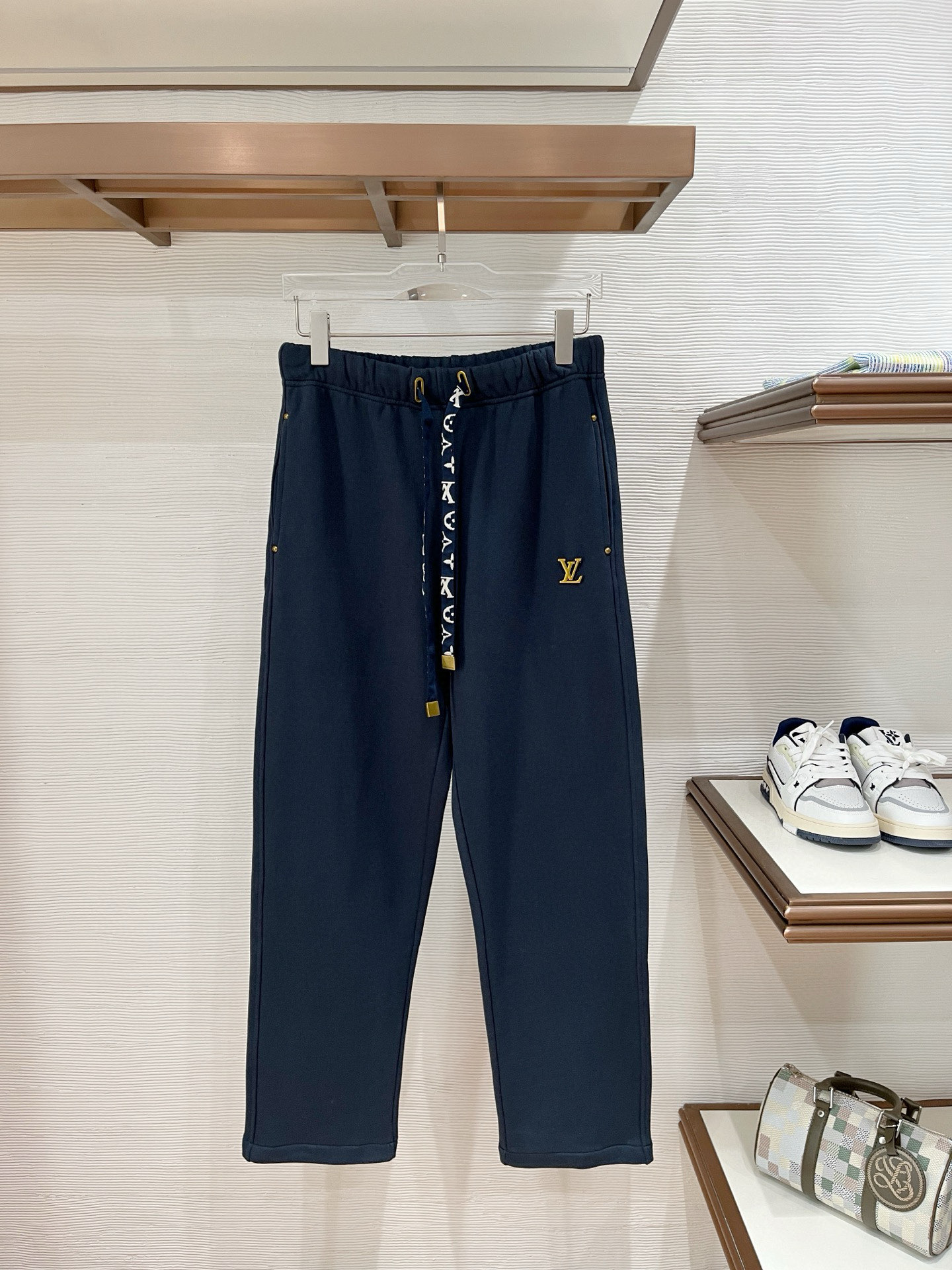 秋冬L*v 卫衣毛圈面料 原版定制开模五金 定制织带腰绳 小直筒版型 （裤脚也可以调节小脚口 ）两种裤型