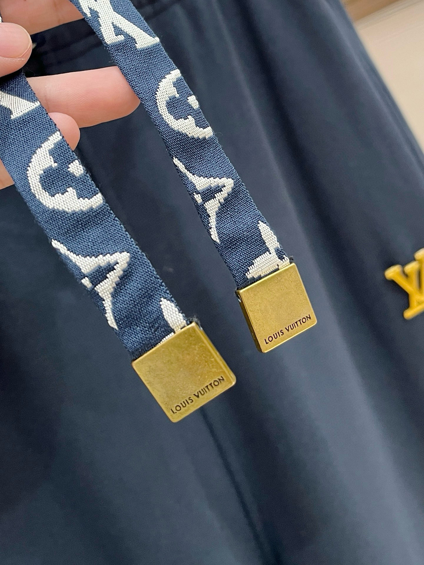 秋冬L*v 卫衣毛圈面料 原版定制开模五金 定制织带腰绳 小直筒版型 （裤脚也可以调节小脚口 ）两种裤型