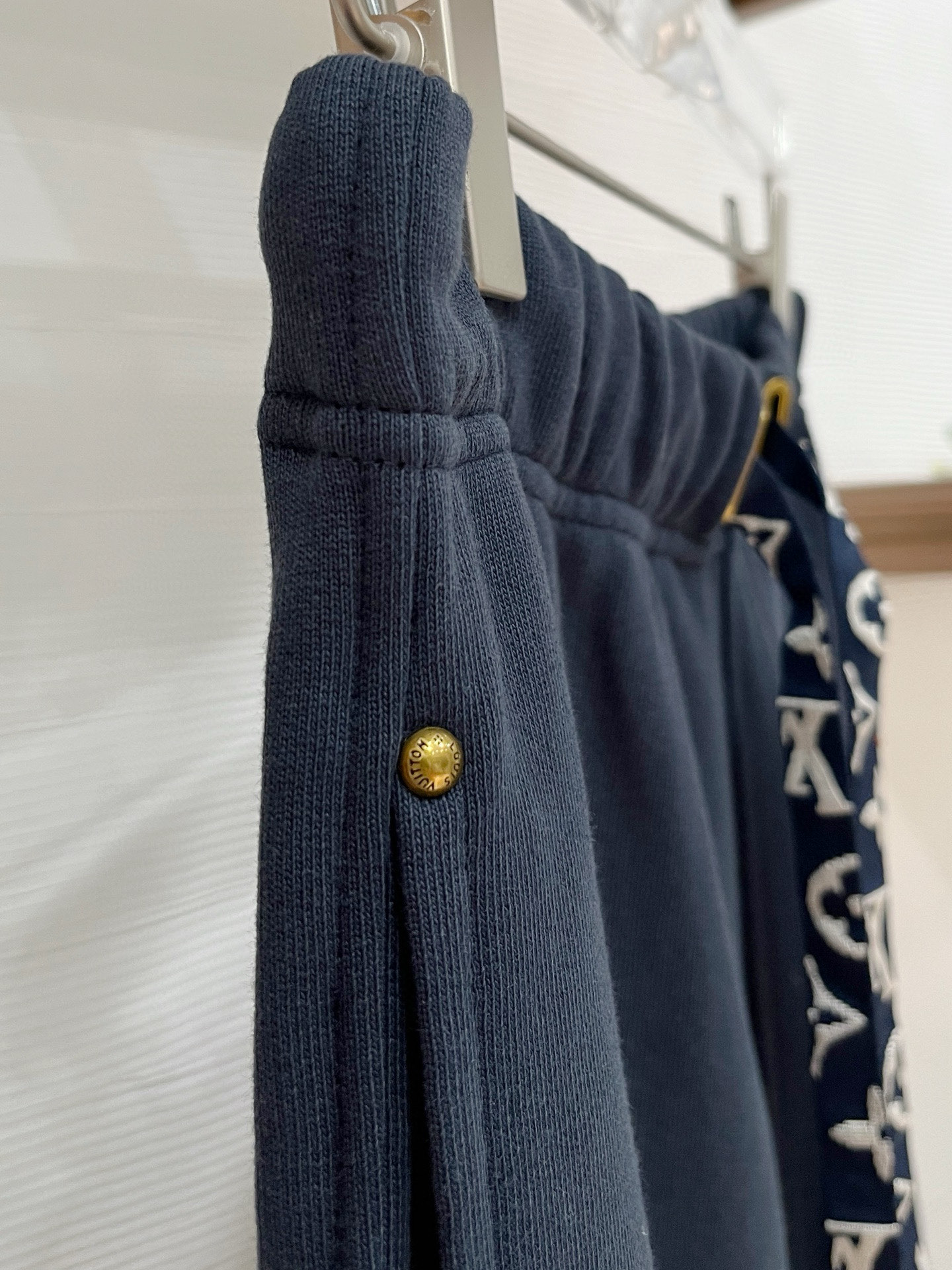 秋冬L*v 卫衣毛圈面料 原版定制开模五金 定制织带腰绳 小直筒版型 （裤脚也可以调节小脚口 ）两种裤型