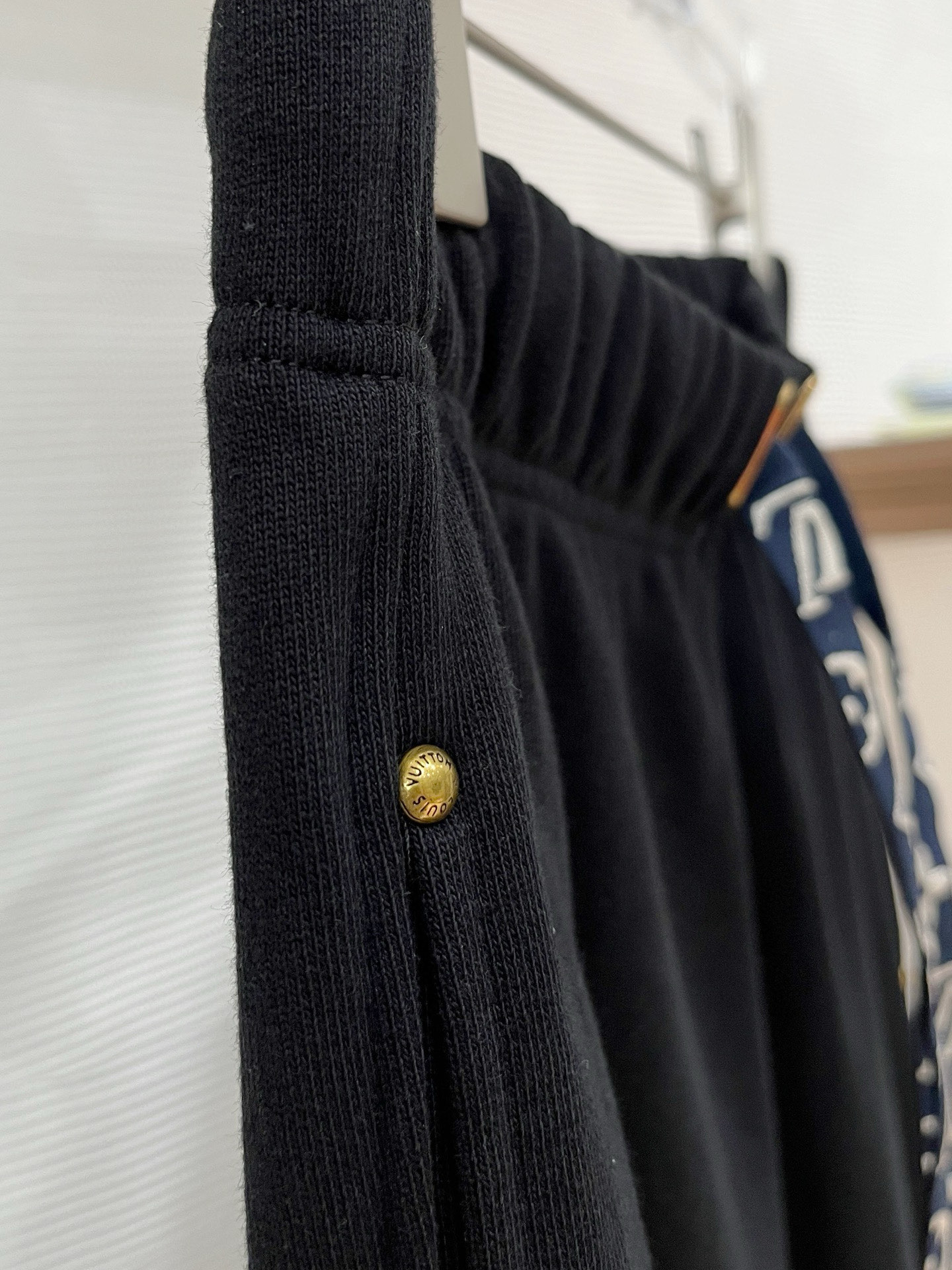 秋冬L*v 卫衣毛圈面料 原版定制开模五金 定制织带腰绳 小直筒版型 （裤脚也可以调节小脚口 ）两种裤型