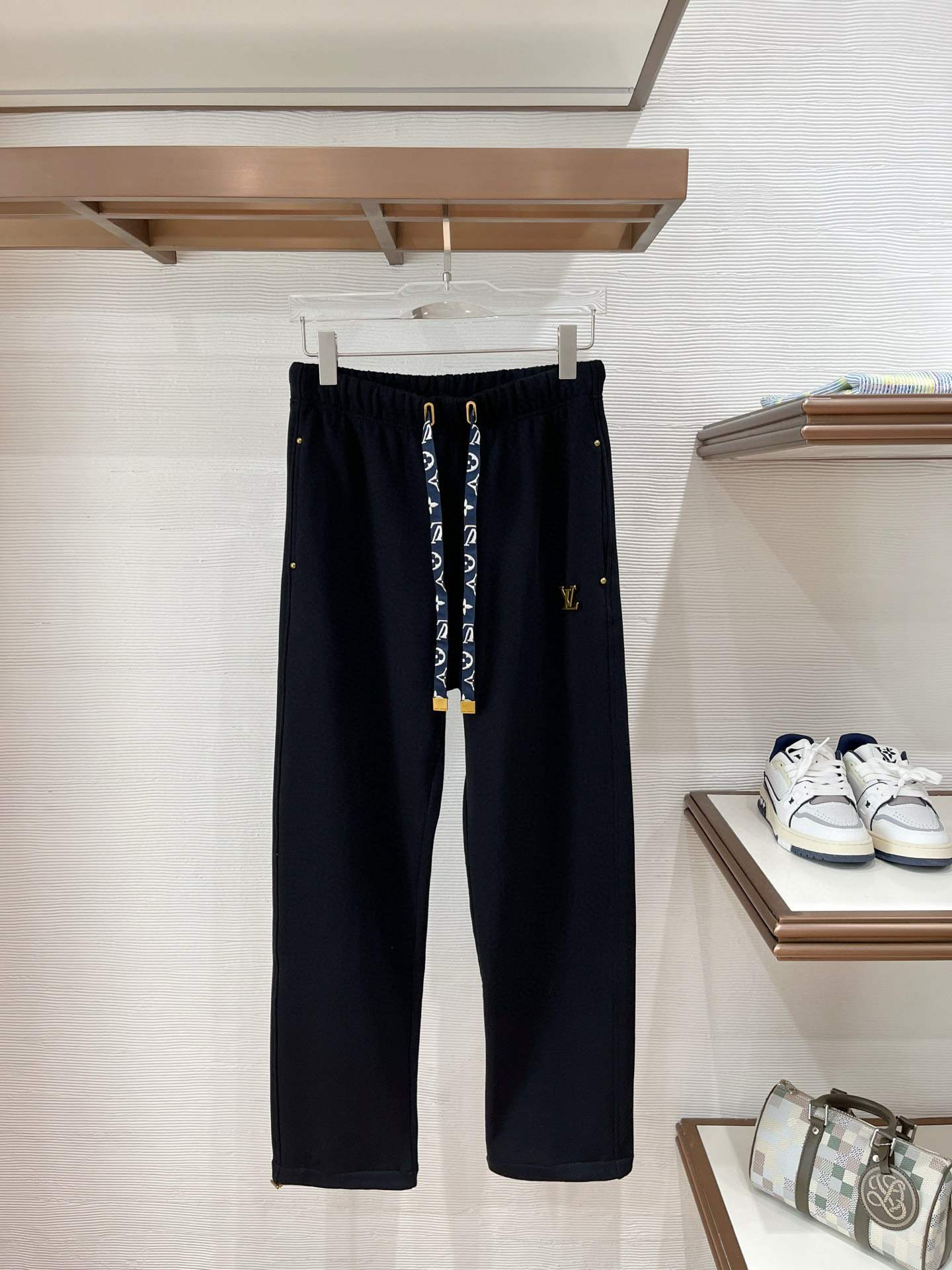 秋冬L*v 卫衣毛圈面料 原版定制开模五金 定制织带腰绳 小直筒版型 （裤脚也可以调节小脚口 ）两种裤型