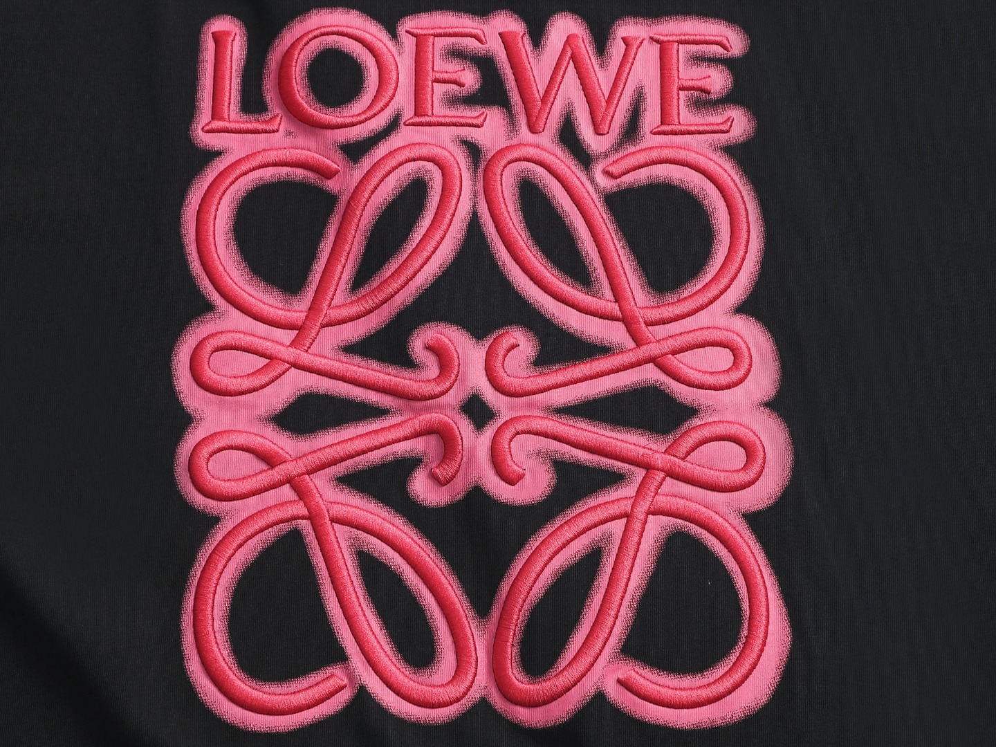 Loewe LOEWE /罗意威霓虹刺绣荧光粉短袖T恤 面料采用纯棉精梳棉260g面料 绣花采用立体工艺