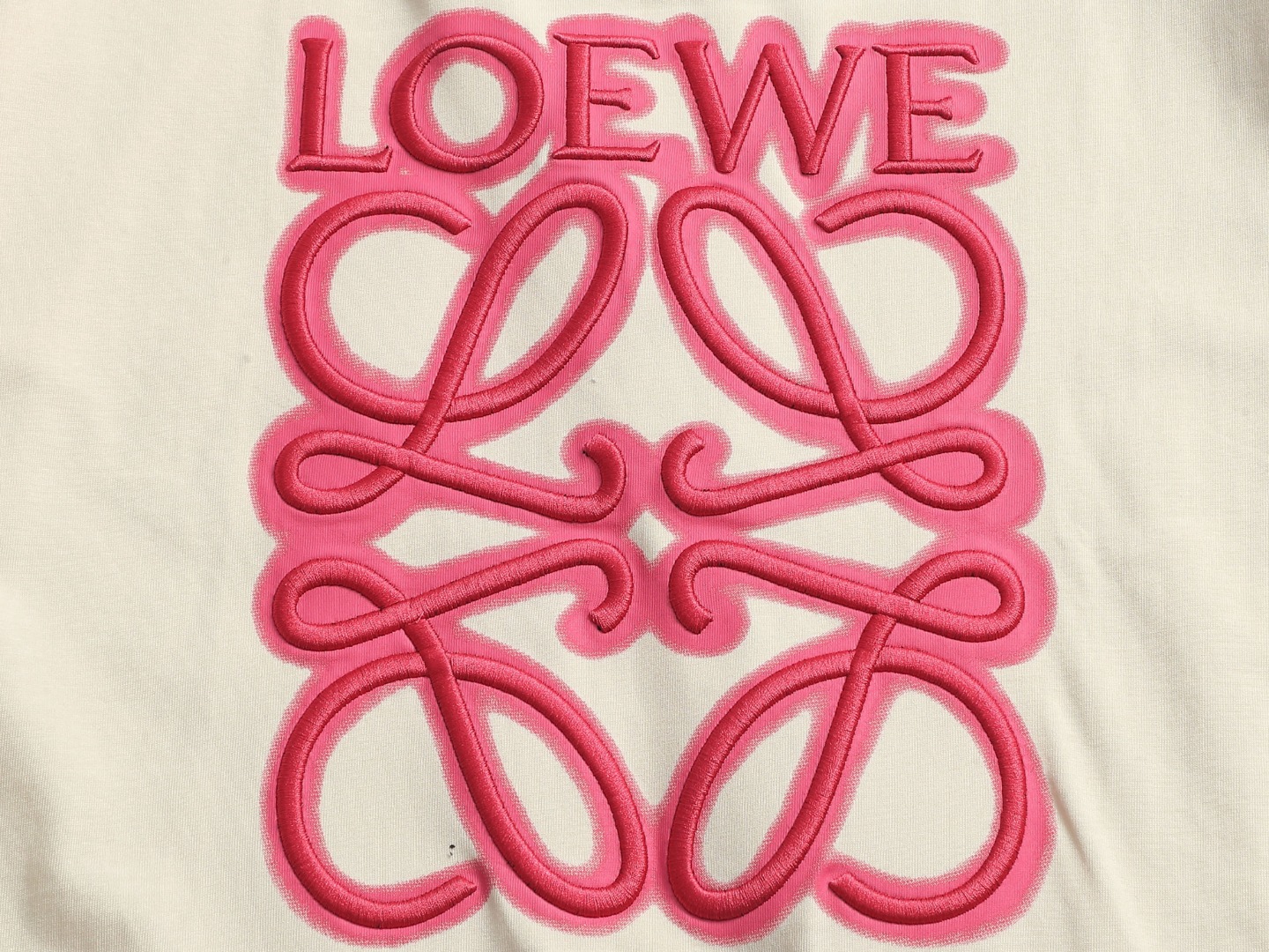 Loewe LOEWE /罗意威霓虹刺绣荧光粉短袖T恤 面料采用纯棉精梳棉260g面料 绣花采用立体工艺
