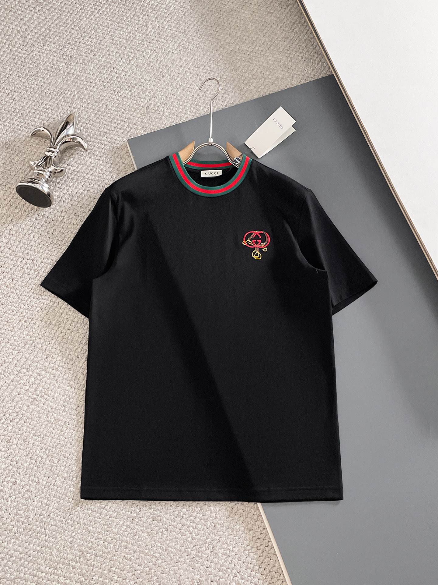 NO:847943,Gucci, 2026 spring and summer new products are on sale. New short-sleeved T-shirts. The fabric is made of Xinjiang long-staple cotton, which is gentle, soft, delicate and soft. The upper body is naturally comfortable and cool. The technology uses imported Behringer embroidery and digital direct-injection printing. The double-layer superimposed pattern contrasts to make it more layered, fashionable and three-dimensional. The version highlights the overall shape and slim fit. The overall craftsmanship is really impeccable!  Size M-3XL,,T-shirt,tees,t-shirt,19860909古奇、2026春夏新品发售新品短袖T恤,面料采用新疆长绒棉,温儒柔软 细腻柔软 上身自然是舒适 凉爽,工艺采用进口百灵达刺绣搭配数码直喷印花双层叠加图案撞色更加有层次感时尚立体,版型非常的凸显整体的造型感以及修身上身感 整体的工艺车线真的是无可挑剔！码数M-3XL,,T-shirt,tees，t-shirt,,Men's clothing