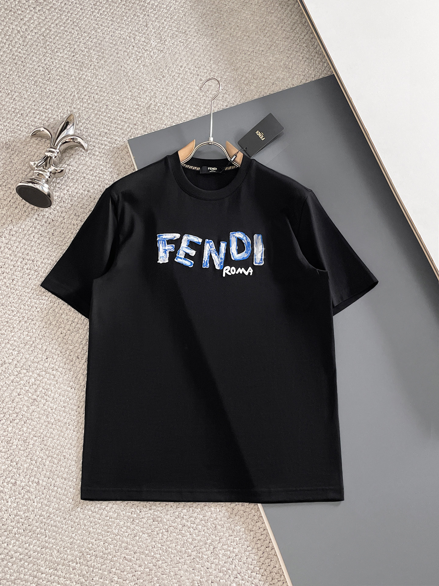 NO:847944,Fendi, 2026 spring and summer new products are on sale. New short-sleeved T-shirts. The fabric is made of Xinjiang long-staple cotton, which is gentle, soft, delicate and soft. The upper body is naturally comfortable and cool. The technology uses imported Behringer embroidery and digital direct-injection printing. The double-layer superimposed pattern contrasts to make it more layered, fashionable and three-dimensional. The version very highlights the overall sense of shape and slim fit. The overall craftsmanship is really impeccable!  Size M-3XL,,fendi,T-shirt,tees,t-shirt,19860909芬迪、2026春夏新品发售新品短袖T恤,面料采用新疆长绒棉,温儒柔软 细腻柔软 上身自然是舒适 凉爽,工艺采用进口百灵达刺绣搭配数码直喷印花双层叠加图案撞色更加有层次感时尚立体,版型非常的凸显整体的造型感以及修身上身感 整体的工艺车线真的是无可挑剔！码数M-3XL,,fendi,T-shirt,tees，t-shirt,,Men's clothing