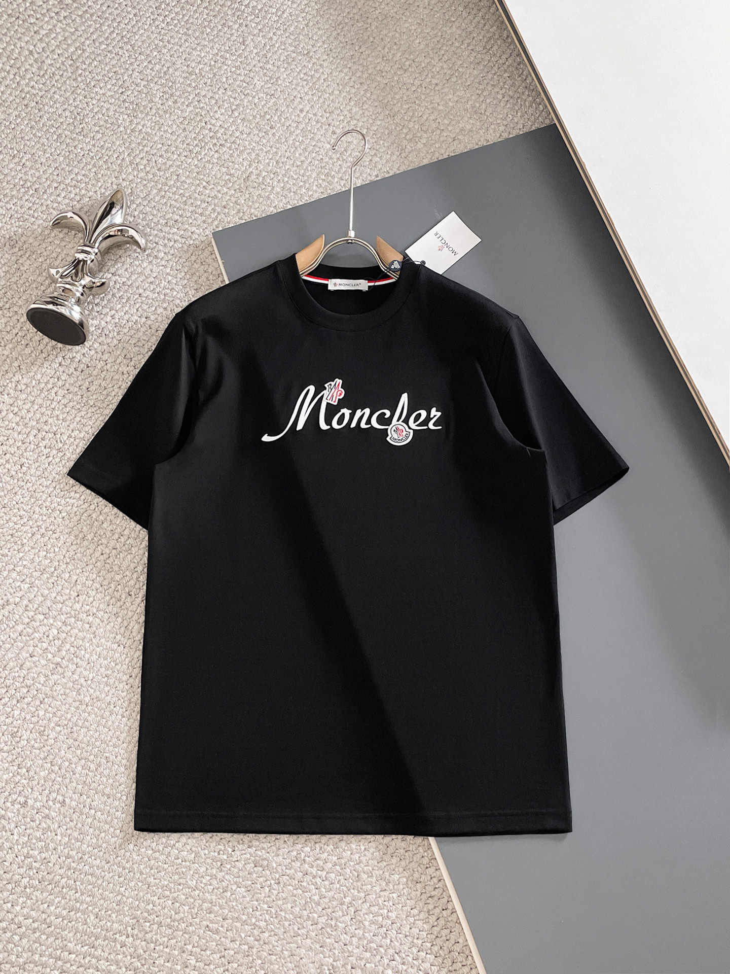NO:847946,Covered mouth, 2026 spring and summer new products are on sale. New short-sleeved T-shirts. The fabric is made of Xinjiang long-staple cotton, which is gentle, soft, delicate and soft. The upper body is naturally comfortable and cool. The technology uses imported Behringer embroidery with digital direct-injection printing. The double-layer superimposed pattern contrasts to make it more layered, fashionable and three-dimensional. The version very highlights the overall sense of shape and slim fit. The overall craftsmanship is really impeccable!  Size M-3XL,,Moncler,T-shirt,tees,t-shirt,19860909蒙口、2026春夏新品发售新品短袖T恤,面料采用新疆长绒棉,温儒柔软 细腻柔软 上身自然是舒适 凉爽,工艺采用进口百灵达刺绣搭配数码直喷印花双层叠加图案撞色更加有层次感时尚立体,版型非常的凸显整体的造型感以及修身上身感 整体的工艺车线真的是无可挑剔！码数M-3XL,,Moncler,T-shirt,tees，t-shirt,,Men's clothing