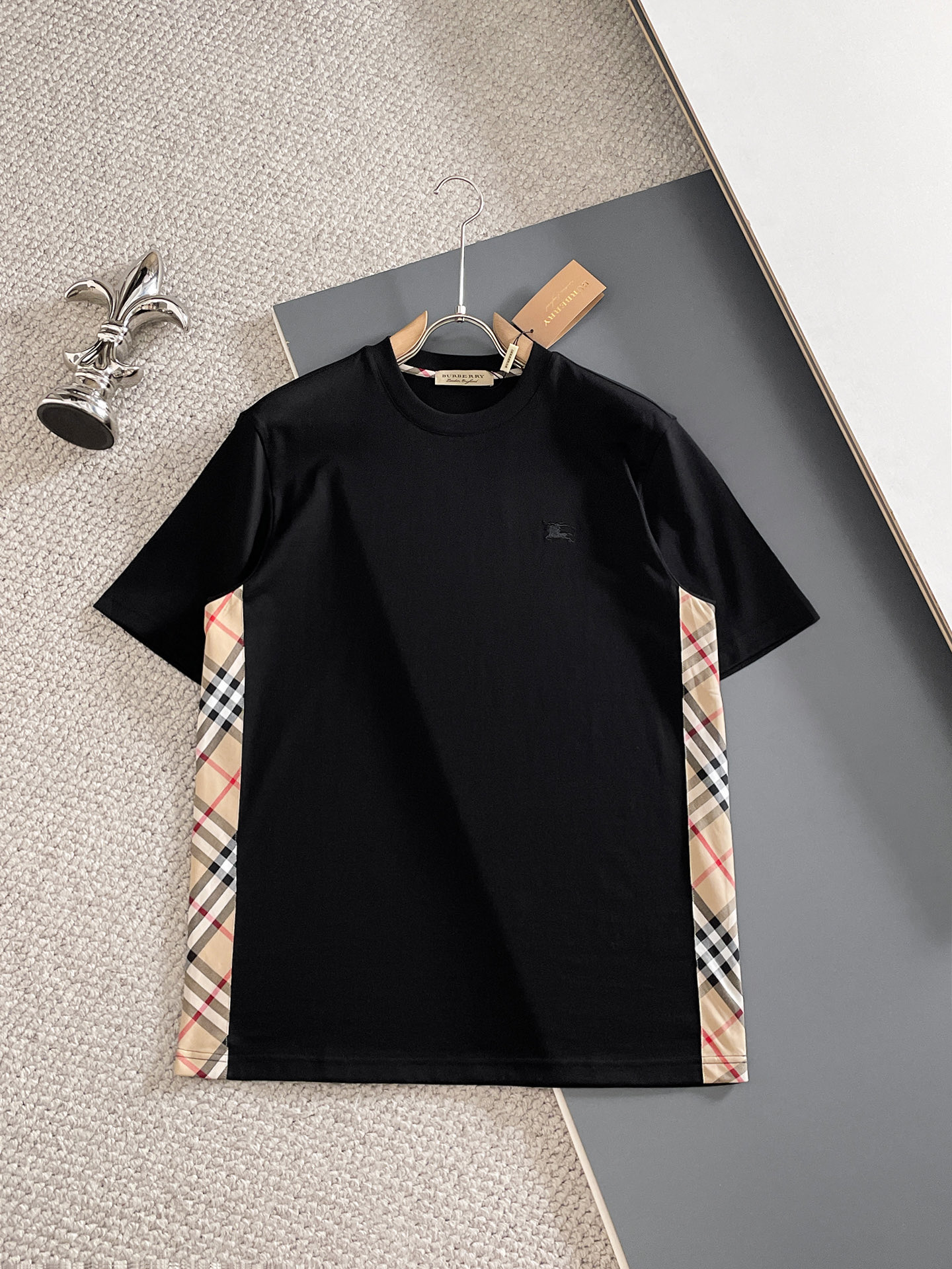 NO:847948,Burberry, 2026 spring and summer new products are on sale. New short-sleeved T-shirts. The fabric is made of Xinjiang long-staple cotton, which is gentle, soft, delicate and soft. The upper body is naturally comfortable and cool. The technology uses imported Behringer embroidery with digital direct-injection printing. The double-layer superimposed pattern contrasts to make it more layered, fashionable and three-dimensional. The version highlights the overall shape and slim fit. The overall craftsmanship is really impeccable!  Size M-3XL,,burberry,T-shirt,tees,t-shirt,19860909巴宝莉、2026春夏新品发售新品短袖T恤,面料采用新疆长绒棉,温儒柔软 细腻柔软 上身自然是舒适 凉爽,工艺采用进口百灵达刺绣搭配数码直喷印花双层叠加图案撞色更加有层次感时尚立体,版型非常的凸显整体的造型感以及修身上身感 整体的工艺车线真的是无可挑剔！码数M-3XL,,burberry,T-shirt,tees，t-shirt,,Men's clothing