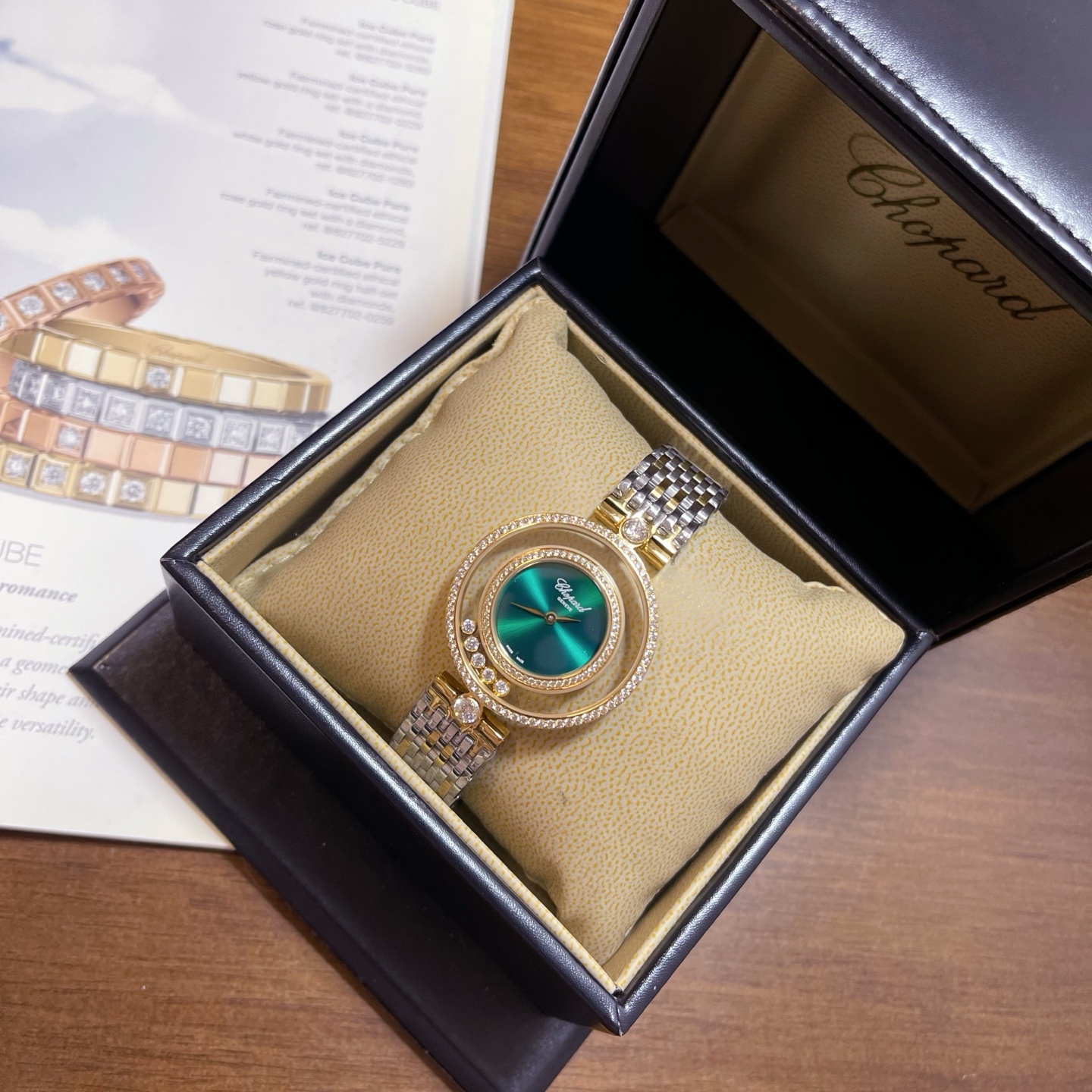 NO:741854,Medieval small gold watch 32mm full of diamonds, hand-set with diamonds. This ladies watch is noble and elegant, equipped with two gorgeous diamonds, a round bezel with 5 diamonds embedded in the middle, dancing flexibly between the transparent mirrors, golden disk texture, simple hour and minute hands, precise timing,19860909中古小金表32mm 满钻款手工镶嵌钻 这款女士腕表高贵优雅,配备两个华丽的镶钻,圆表圈,中间内嵌5颗钻,在透明表镜间灵动舞蹈,金色盘面纹理,简洁的时、分指针走时精准,,Watch