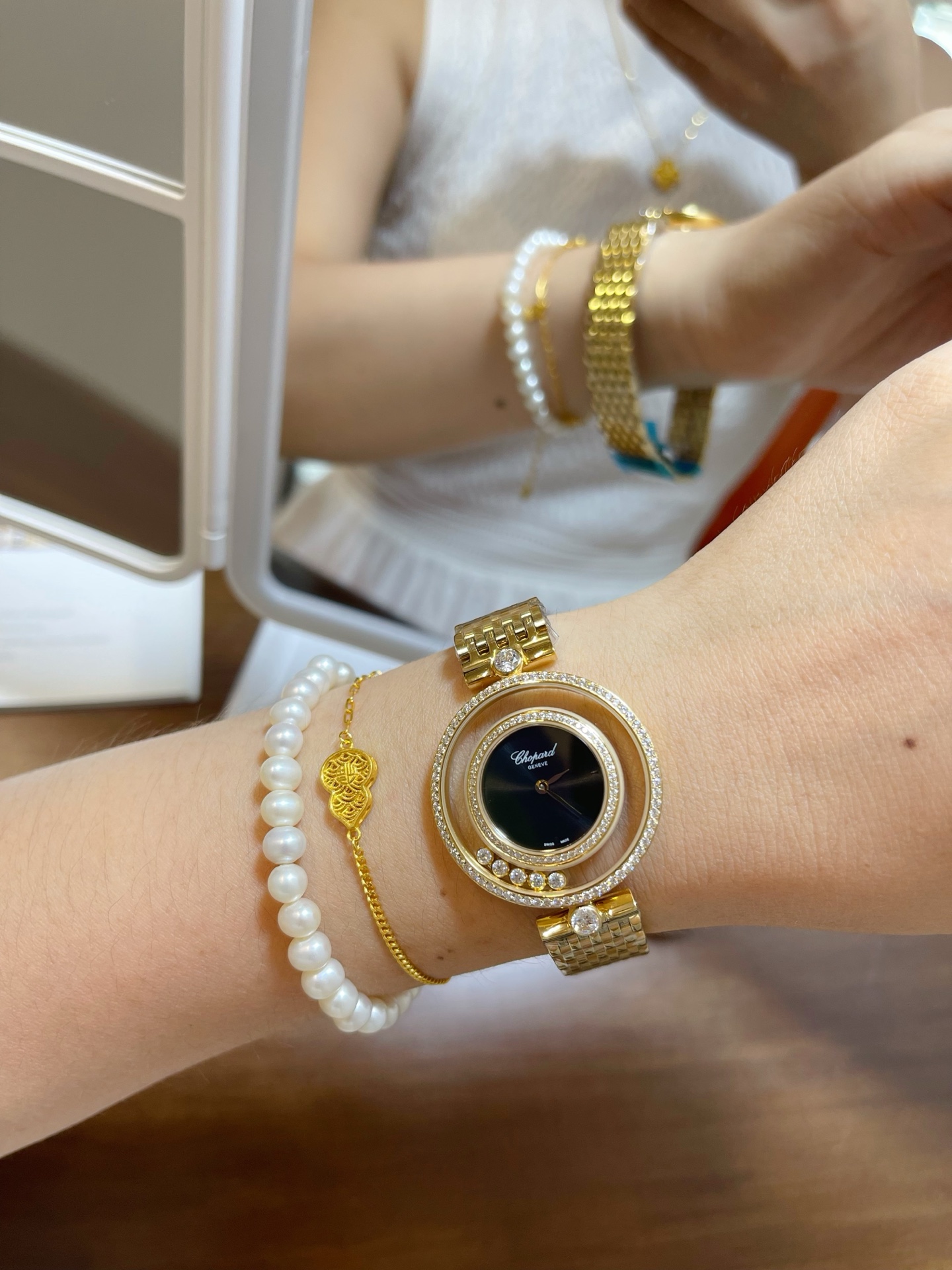 NO:741837,Medieval small gold watch 32mm full of diamonds, hand-set with diamonds. This ladies watch is noble and elegant, equipped with two gorgeous diamonds, a round bezel with 5 diamonds embedded in the middle, dancing flexibly between the transparent mirrors, golden disk texture, simple hour and minute hands, precise timing,19860909中古小金表32mm 满钻款手工镶嵌钻 这款女士腕表高贵优雅,配备两个华丽的镶钻,圆表圈,中间内嵌5颗钻,在透明表镜间灵动舞蹈,金色盘面纹理,简洁的时、分指针走时精准,,Watch