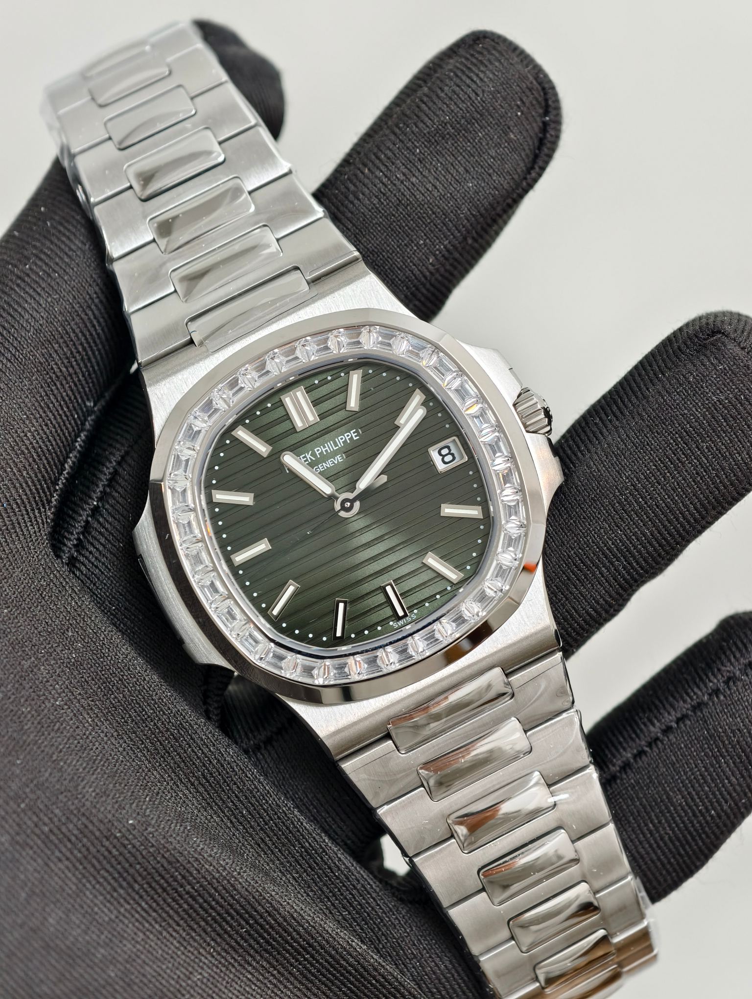 NO:641491,Produced by DDF, PP Nautilus 5711 green surface, T diamond ring type CNC beak case, both with 324 movement, top quality workmanship.19860909DDF出品 PP鹦鹉螺5711绿面,T钻圈款 cnc鸟嘴壳套,与324机芯都有,做工顶级,,Watch