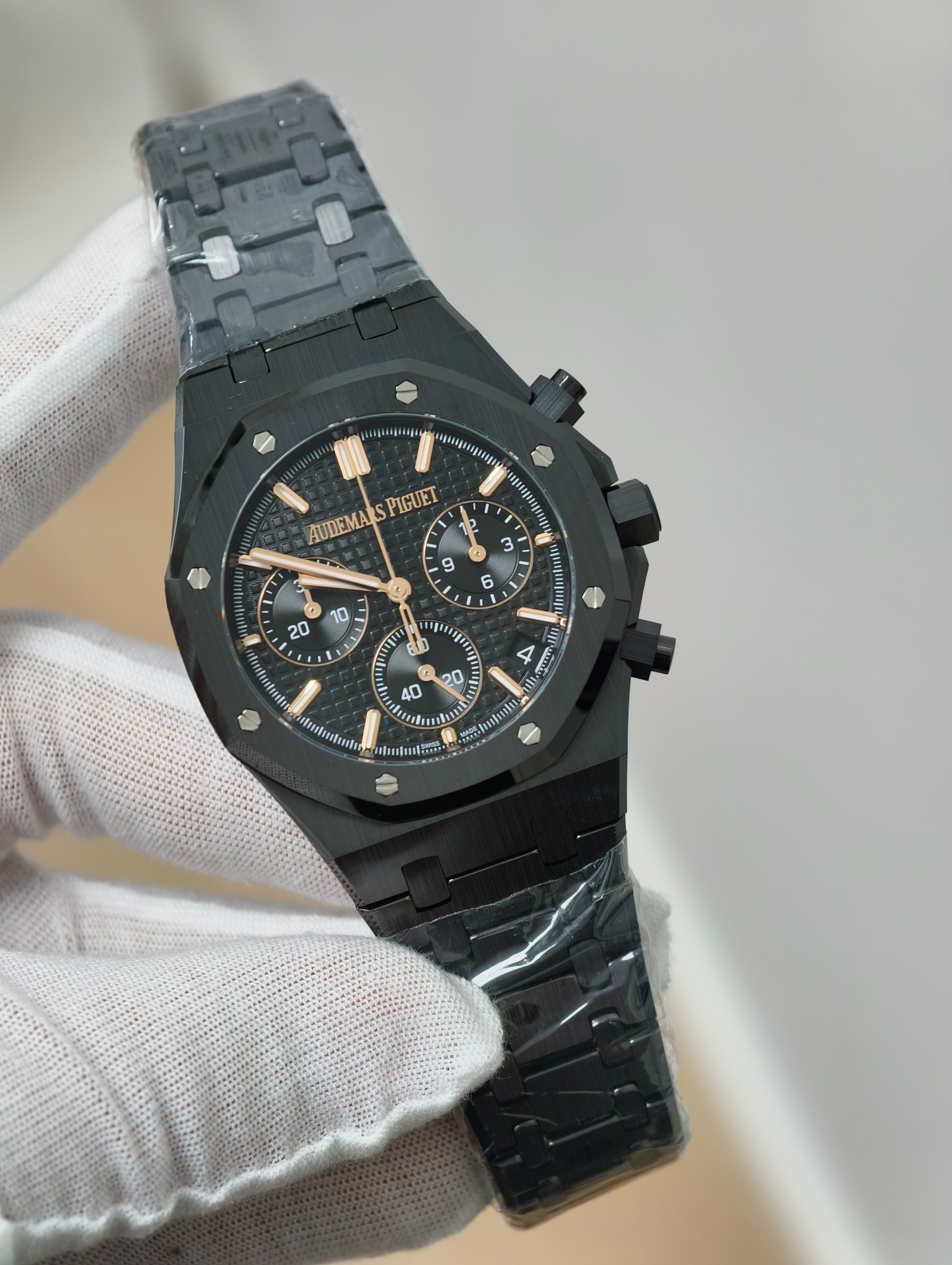 NO:946393,Another ZF masterpiece - Audemars Piguet Royal Oak 26240CE all-black ceramic chronograph, a hard-core black warrior, a three-dimensional interpretation of top luxury watchmaking [1] Ceramic case  41mm octagonal classic Royal Oak outline, the entire watch is forged from high-precision black ceramics, with a pure matte carbon black texture, and the glaze reveals a subtle blue luster under strong light. The titanium alloy folding buckle is lightweight and comfortable to wear; a double-layer anti-glare sapphire mirror and a transparent back cover. [2] The plaid dial is the Royal Oak's iconic Grande  Taisserie's large three-dimensional plaid pattern, with restrained dark light and clear three-dimensional texture under strong light, is Audemars Piguet's unique visual identity. The pure black base is paired with three chronograph sub-dials of the same color, and the rose gold three-dimensional luminous time scales and hands form a contrast between cold and warm, weakening the monotony of all black; the 3 o'clock calendar window is regular and coordinated, and the rose gold chronograph hands shuttle through the black grid surface, which perfectly blends cold retro craftsmanship with modern minimalism. [3] Cal.4401 cardless movement  Core heart - the new card-free Caliber 4401 flyback chronograph movement, stable vibration frequency of 28,800 times per hour, card-free weight fine-tuning structure, long-term stable travel time accuracy; cylindrical wheel + vertical clutch timing structure, one-touch flyback reset, smooth timing operation without jamming. The 50th anniversary commemorative model has an exclusive carved oscillating weight with full mechanical polishing details, which has both practical performance and back-through viewing value.  The top version of Black Warrior, both good looks and hard power are available online - produced by ZF, audemars19860909ZF又一杰作-A爱彼皇家橡树26240CE全黑陶瓷计时一硬核黑武士,三重维度诠释顶奢制表【一】陶瓷表壳 41mm八角形经典皇家橡树轮廓,整表一体化由高精密黑色陶瓷锻造,纯粹的哑光炭黑质感,强光下釉面透出细微幽蓝光泽.钛合金折叠扣兼顾轻量化佩戴舒适;双层防眩光蓝宝石表镜与透底后盖.【二】格纹字面 表盘是皇家橡树标志性Grande Taisserie大型立体格纹,暗光内敛、强光下纹理立体分明,是爱彼独有的视觉标识.纯黑基底搭配三枚同色计时副盘,玫瑰金立体夜光时标与指针形成冷暖对冲,弱化全黑单调;3点位日历窗规整协调,玫瑰金计时指针穿梭黑格盘面,冷复古工艺与现代极简完美相融.【三】Cal.4401无卡度机芯 核心心脏-全新无卡度Calibre4401飞返计时机芯,28800次/小时稳定振频,无卡度砝码微调结构,走时精度长久稳定;柱状轮+垂直离合计时结构,一键飞返重置,计时操作顺滑无卡顿.50周年纪念款专属雕花摆陀,机械打磨细节拉满,兼具实用性能与背透观赏价值. 黑武士顶配,颜值与硬实力双在线-ZF出品,,audemars,Watch