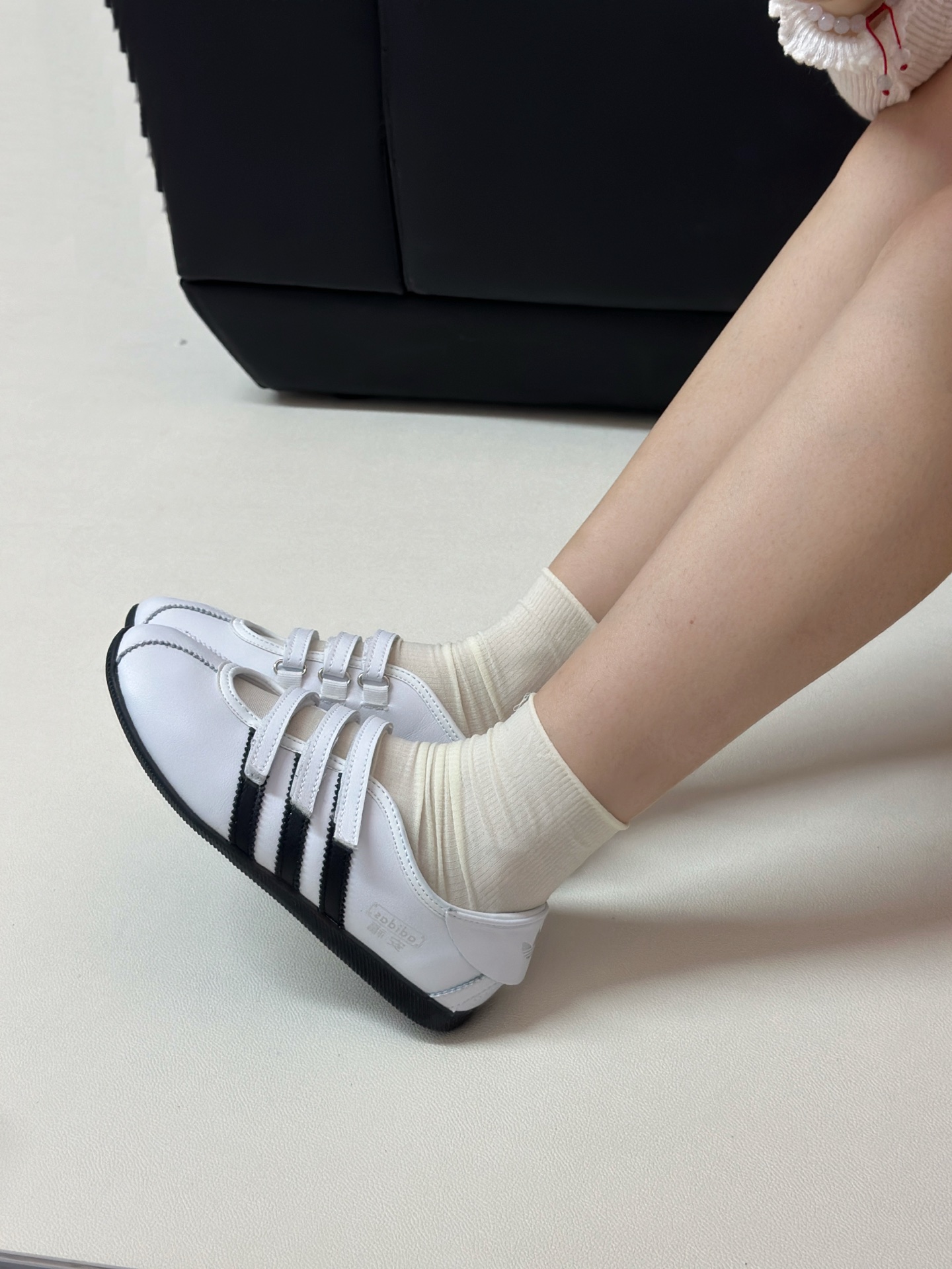 NO:850348,Let me show you the effect of six colors on your feet!  White and black are all-purpose and can be matched with anything. Red/pink is exclusive for retro sweet girls and brings a sense of atmosphere. Silver/light pink is niche and eye-catching, sweet and cool girls can rush with their eyes closed. Each color has its own style, and it’s impossible to pick out which one looks best!  ',Mary Jane,mary jane,19860909给大家看看六色上脚效果！ 白黑万能百搭款,配什么都不踩雷 红/粉复古甜妹专属,自带氛围感 银/浅粉小众又亮眼,甜酷女孩闭眼冲 每个颜色都有自己的风格,根本挑不出来哪个最好看！”,玛丽珍,mary jane,,Children's