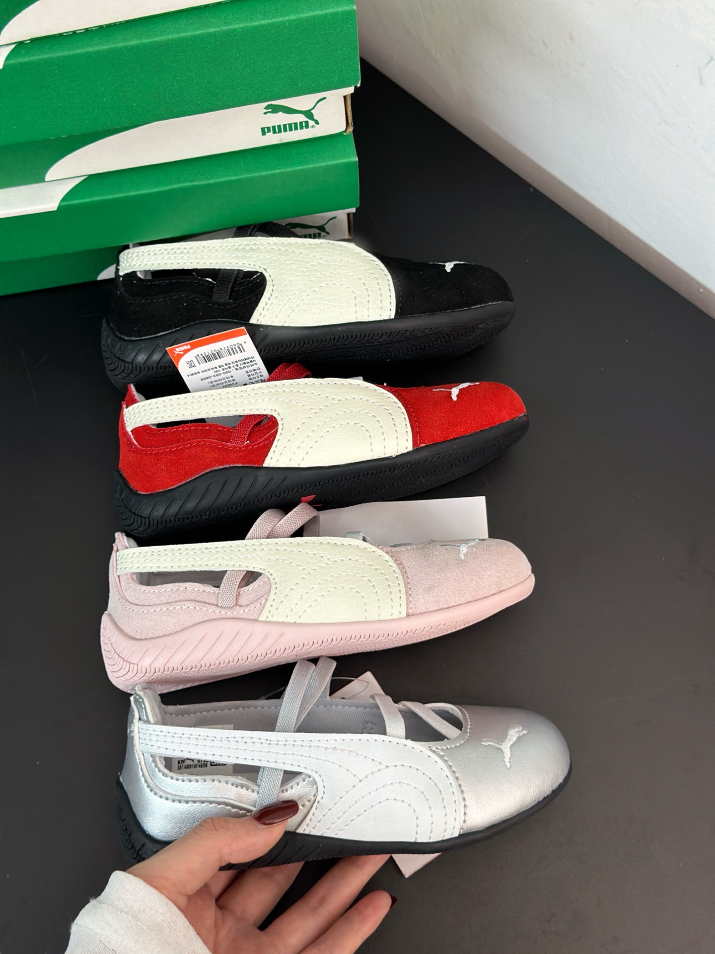 NO:879201,Red suede + milk white stitching, sweet girl’s natal princess shoes, black model exclusive for cool girls!  Classic black + UMA logo, A and soft ballet style. The pink version will melt mom’s heart!  The macarons are pink and soft, and can be paired with a mini skirt to become a god. The silver style is a must-have for trendy kids!  Liquid silver gloss, cool ballet shoes with built-in flash, Puma, skirts, chamois leather,19860909红色款红麂皮+奶白拼接,甜妹本命公主鞋 黑色款酷妹专属！经典黑+UMA标,又A又软的芭蕾风 粉色款妈心融化！马卡龙粉软fufu,搭小裙子直接封神 银色款潮娃必备！液态银亮面,自带闪光灯的酷感芭蕾鞋,彪马,skirts,chamois leather,,Children's