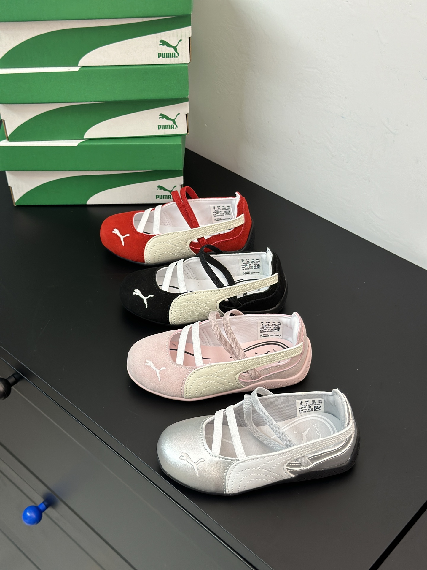 NO:879196,The UMA ballet shoes that are so popular!  Kindergarten outfit ceiling!  This new pair of UMA ballet shoes is so popular!  The soft suede texture + double-strap design brings out the Korean atmosphere directly on the feet. The 4 colors are so beautiful that I have difficulty choosing!  The pink is soft and cute, the silver is cool, the black is versatile, and the red is energetic. They all look great with skirts and trousers. The baby wore it when he went out and was asked about the link by three mothers!  The Velcro is super easy to put on and take off, and the soles are soft and non-slip. You can run and jump all day long without getting tired. The beauty and comfort are both online. Moms close their eyes and rush!  #UMAchildren's shoes #ballet style children's shoes #kindergarten wear #popular children's shoes #宝马草草, Puma, skirts, chamois leather,19860909被问爆的UMA芭蕾鞋！幼儿园穿搭天花板！ 这双UMA新款芭蕾鞋真的火到断码！ 软乎乎的麂皮质感+双带设计,上脚直接把韩系氛围感拉满,4个颜色都美到我选择困难症犯了！ 粉的软萌、银的清冷、黑的百搭、红的元气,搭裙子裤子都巨好看,娃穿上出门被3个宝妈问链接！ 魔术贴穿脱超方便,鞋底软弹防滑,跑跳一整天都不喊累,颜值和舒适度双在线,宝妈们闭眼冲！ #UMA童鞋 #芭蕾风童鞋 #幼儿园穿搭 #爆款童鞋 #宝妈种草,彪马,skirts,chamois leather,,Children's