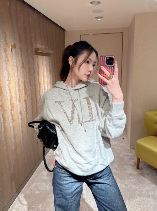 Stylish Grey Hoodie with Crystal Embellishments - Comfortable and Chic Outfit 1 Stylish Grey Hoodie with Crystal Embellishments - Comfortable and Chic Outfit