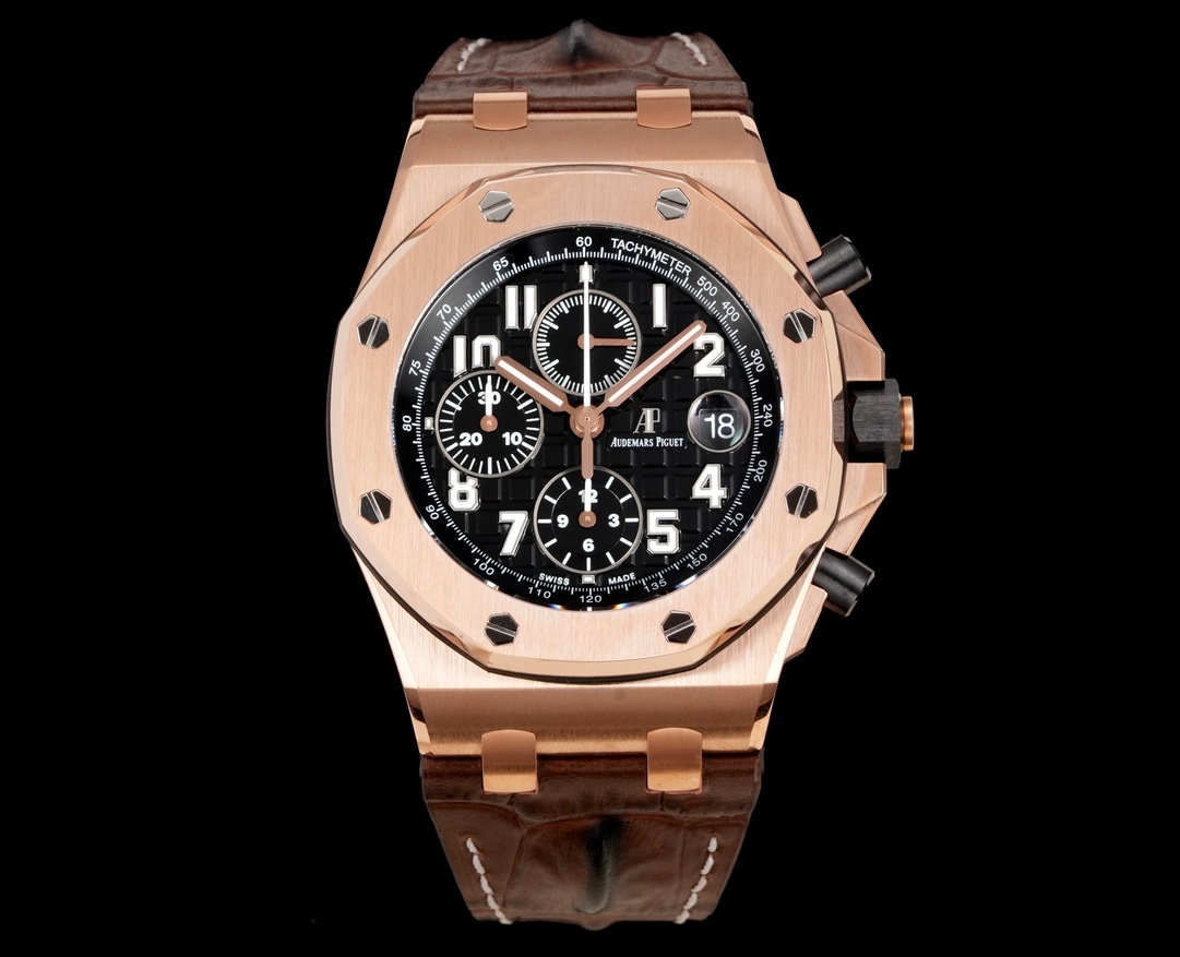 NO:389525,The TK Factory Royal Oak Offshore 26400/26238/26470 series officially debuted!  The most complete style and the best-made Audemars Piguet chronograph watch is here. There are top-quality products with good workmanship, and don’t consider cheap small factory goods!  1. The movement uses a 12-bit small second custom-made 3126 chronograph movement, which perfectly restores all functions of the original version. After precision polishing, it greatly strengthens its stability. 2. Among them, the carbon fiber series case is made of the new carbon fiber composite material 'Carbon TT B.4'. This high-tech material is 4 more dense than the conventional Carbon TT, the fiber hardness is increased by 15, and the resin strength is increased by 30. The material structure has been optimized for various anisotropics, which is kept light and extremely tough, providing the strongest impact resistance to date. 3. The literal colors are all made of the most advanced electroplating technology, not a simple spray painting technology a few years ago. Each chocolate plaid decoration is polished by CNC level and is infinitely close to the original version.  4. The synchronous original version is equipped with wei movable head particles, the tape is made of imported fluoroelastic material, and the belt is made of American crocodile leather, which is more wear-resistant and fabric-resistant.,,audemars,crocodile skin19860909TK Factory皇家橡树离岸型26400/26238/26470系列正式登场！款式最全,做工最好的爱彼计时款腕表来了,有做工好的顶级货,廉价的小厂货就别去考虑了！ 1,机芯采用12位小秒的定制版3126计时机芯,完美还原原版所有功能.经过精密打磨,大大加强了其稳定性. 2,其中碳纤维系列表壳采用全新碳纤维复合材料——「Carbon TT B.4」打造,这种高科技材料比常规 Carbon TT 密度提高4,纤维硬度提升15,树脂强度提升30,材料结构经过各项异性优化,保持轻盈同时无比坚韧,提供迄今最强的抗冲击性能. 3,字面颜色均采用目前最先进电镀技术,非几年前的简单喷漆技术.每一个巧克力格纹装饰,通过CNC级别打磨,无限接近原版. 4,同步原版搭载微微活动头粒,胶带采用进口氟橡胶材质,皮带采用美洲鳄鱼皮材质,更加耐磨耐造.,,audemars,crocodile skin,Watch