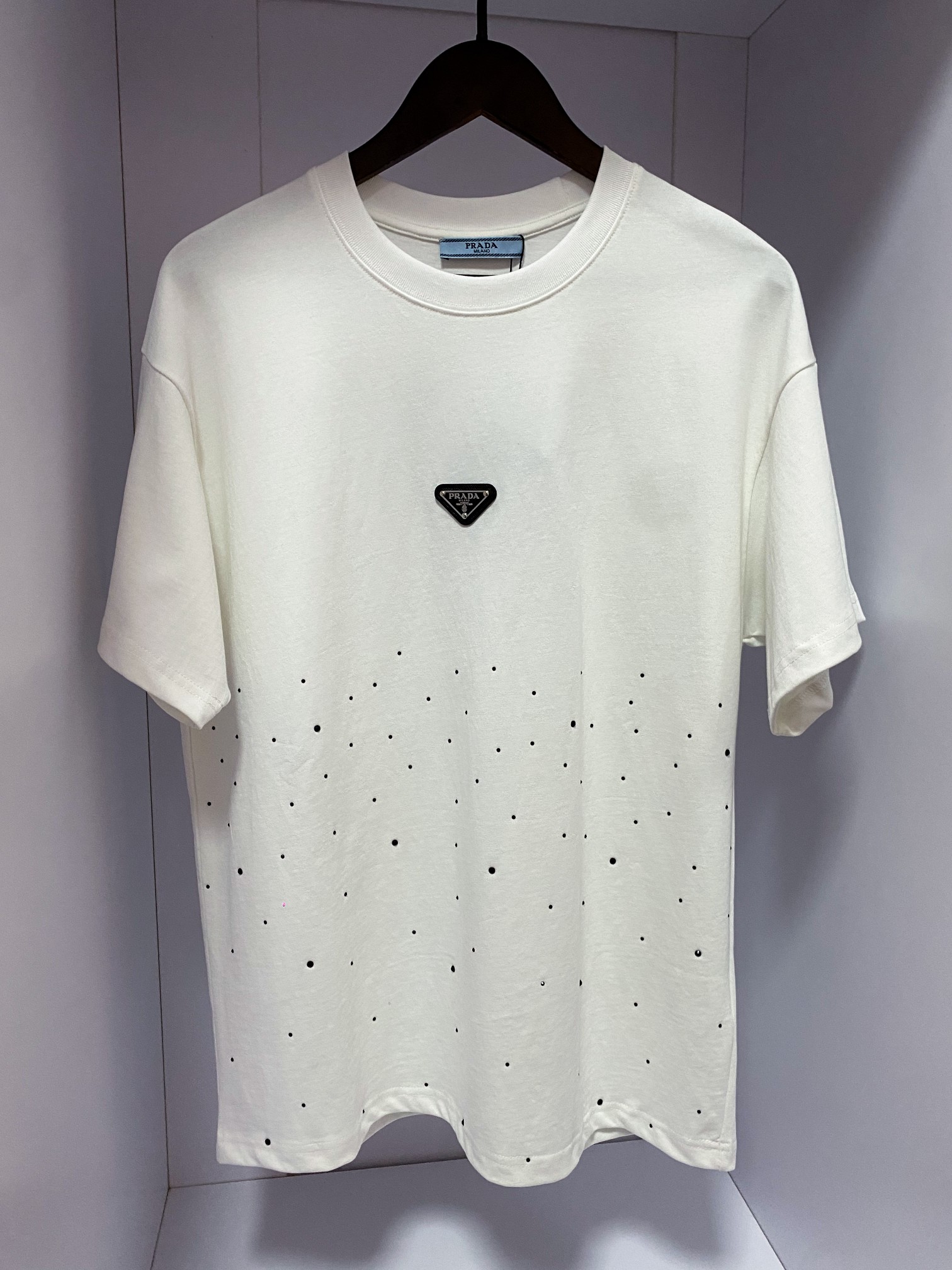 NO:160902,PRADA Letter Metal Triangle Marking Starry Sky Hot Diamond Edition Upgraded original fabric Official same style Short-sleeved T-shirt Customized 300g Same-cage dyed fabric Very comfortable to touch The latest brick cabinets in spring and summer are synchronized, fashionable and personalized, super versatile, very suitable for both men and women, essential models for people Color: Black and white Size S M L XL,,prada,prada,T-shirt,tees,t-shirt,alexander wang19860909PRADA 普拉达 字母金属三角标星空烫钻版 升级原版面料 官方同款 短袖T恤 定制 300克 同缸染面料 手感非常舒服  春夏最新砖柜同步 时尚又个性 超级百搭  男女都非常合适 人手必备款 颜色: 黑色白色 尺码S M L XL,,prada,prada,T-shirt,tees，t-shirt,alexander wang,Men's clothing