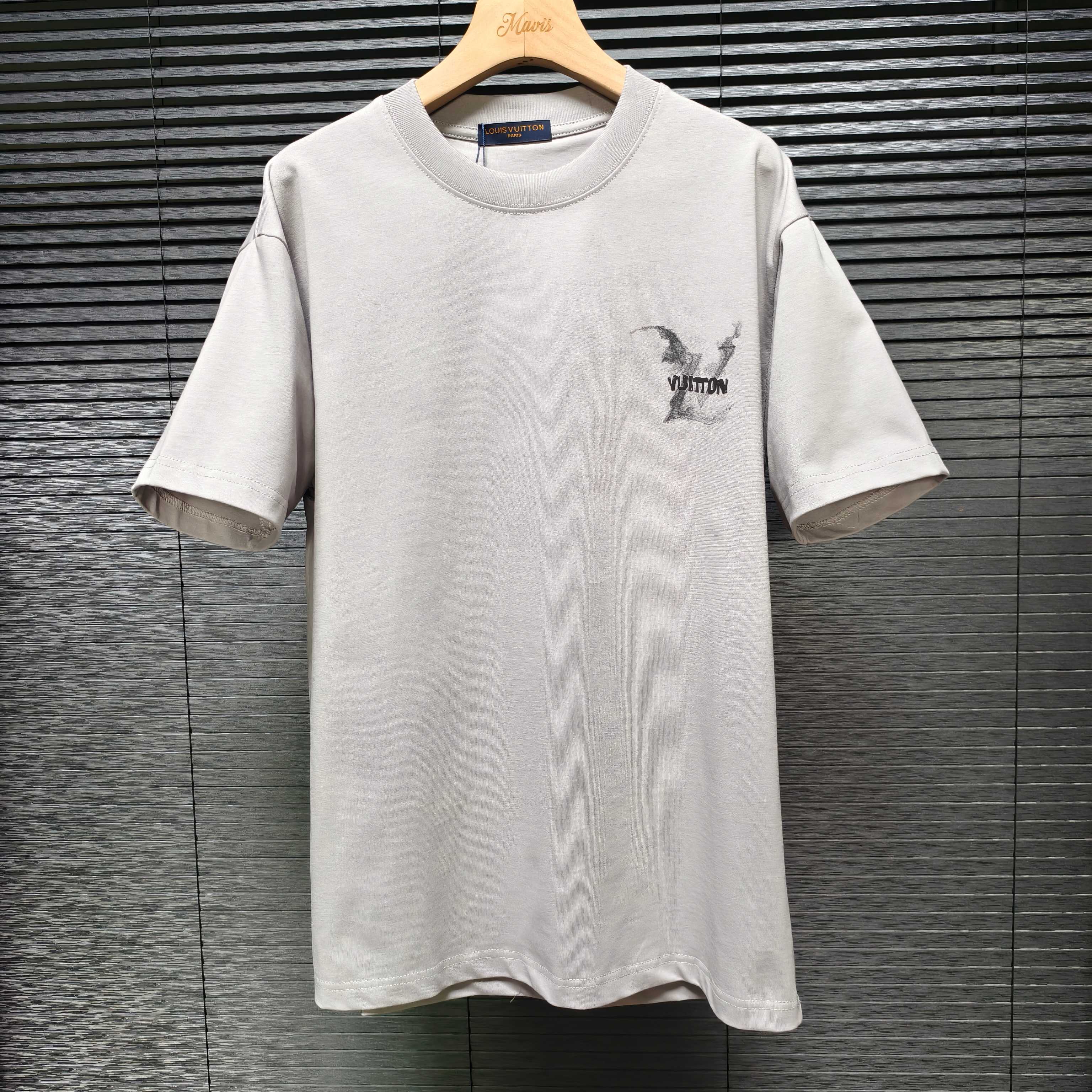 NO:160891,2025ss·LV Louis Vuitton autumn and winter new products Smoke LV pattern Foaming three-dimensional letters Super self-sensing versatile styles Men and women Same color Black gray Size M L XL XXL,,louis vuitton,louis vuitton,alexander wang198609092025ss·LV 路易威家 秋冬新品 烟雾LV图案 发泡立体字母 自感超强 百搭款 男女同款 颜色黑 灰色 尺码M L XL XXL,,louis vuitton,louis vuitton,alexander wang,Men's clothing