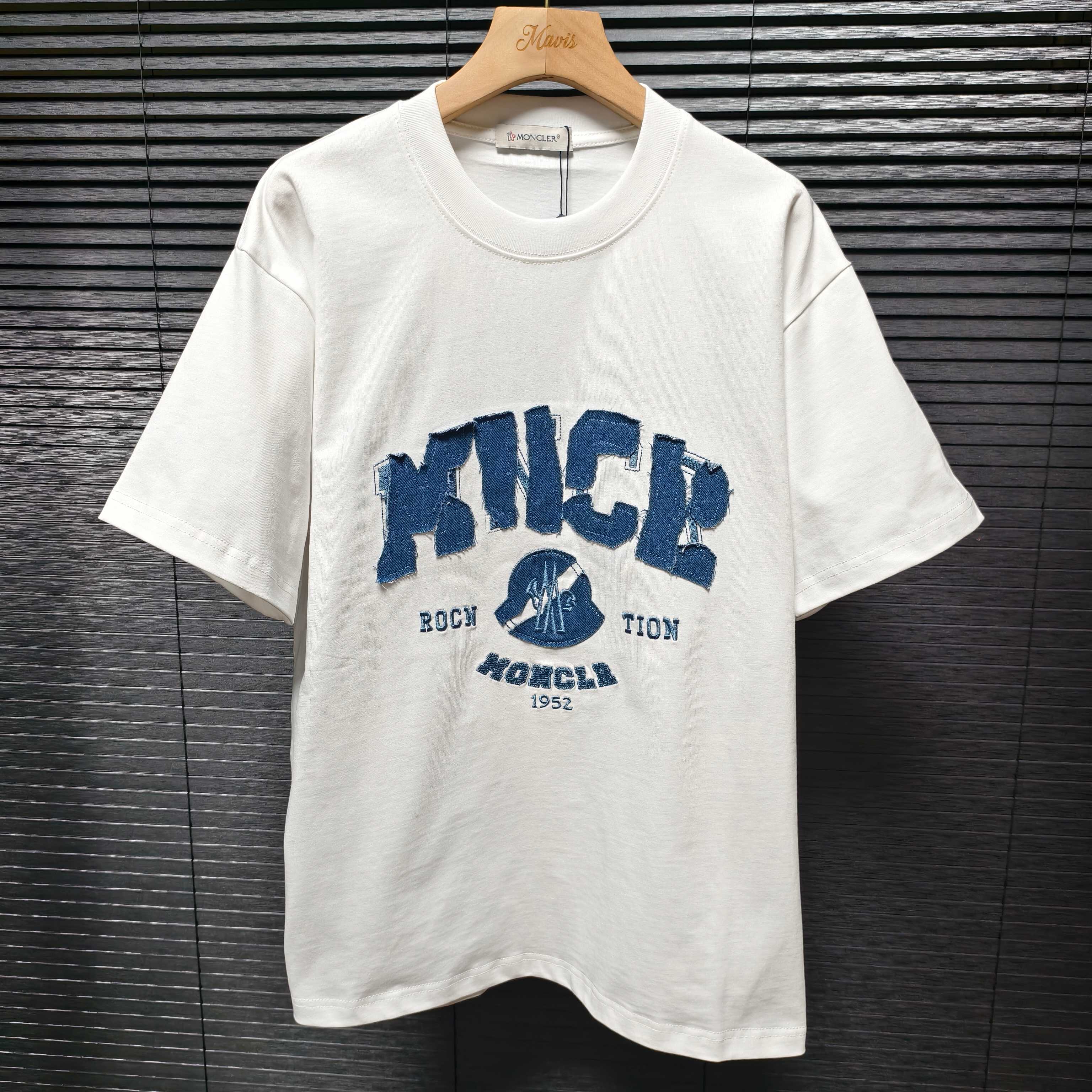 NO:160894,MONCLER 2025ss new style denim wash water patch embroidery short-sleeved T-shirt metallic embellishment male and female style M L XL XXL black white, christian louboutin, Moncler, T-shirt, tees, t-shirt, alexander wang19860909MONCLER 蒙口 2025ss新款 牛仔洗水贴布绣 短袖t恤 金属标点缀男女同款 M L XL XXL 黑色 白色,,christian louboutin,Moncler,T-shirt,tees，t-shirt,alexander wang,Men's clothing