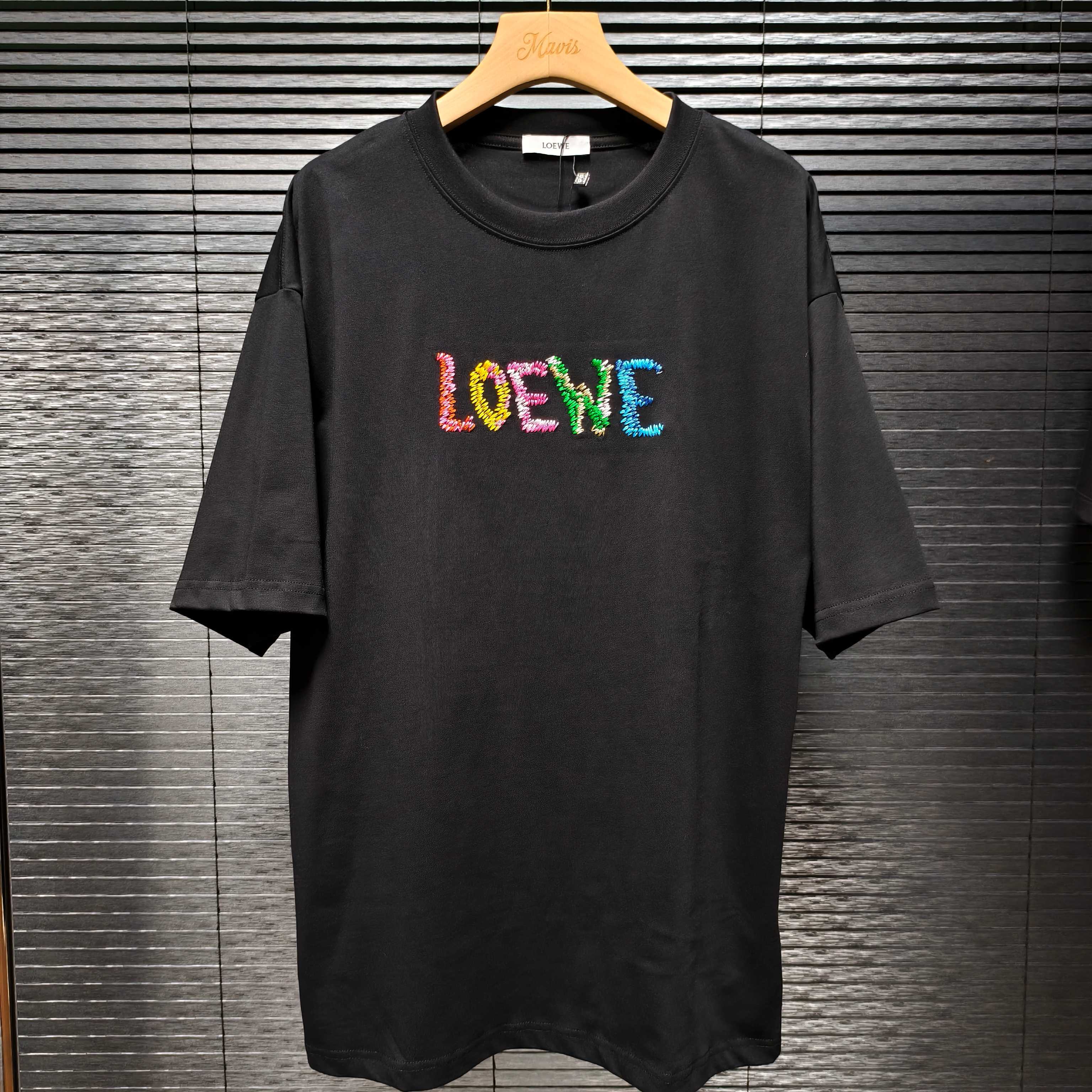 NO:160885,[High quality Loewe* Luo Yiwei Rainbow letter short-sleeved T-shirt *260g customized pure cotton active cotton fabric breathable and comfortable and easy to clean * Rainbow letter jacquard embroidered letters * Loose style, casual and comfortable, suitable for all occasions All-match styles, same styles for men and women Color: black, white S-XL,,loewe,loewe,T-shirt,tees,t-shirt,alexander wang19860909[高品质了Loewe*罗意威 彩虹字母短袖T恤 *260g定制纯棉活性棉 面料透气舒适易清洗 *彩虹字母提花刺绣字母 *宽松版型,休闲自在,适合各种场合穿着 百搭款 男女同款 颜色:黑色,白色 码数S-XL,,loewe,loewe,T-shirt,tees，t-shirt,alexander wang,Men's clothing