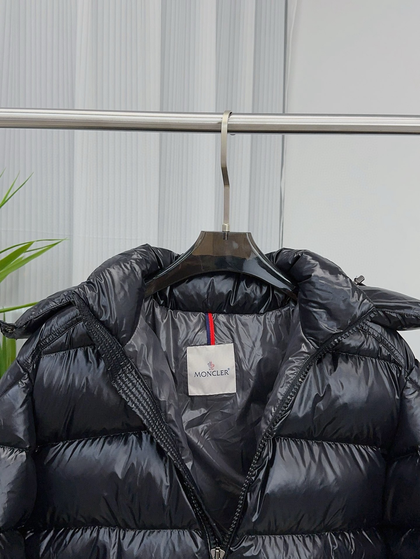 Moncler P678 短款派克羽绒服 - 機能性とスタイルを兼ね備えた一着