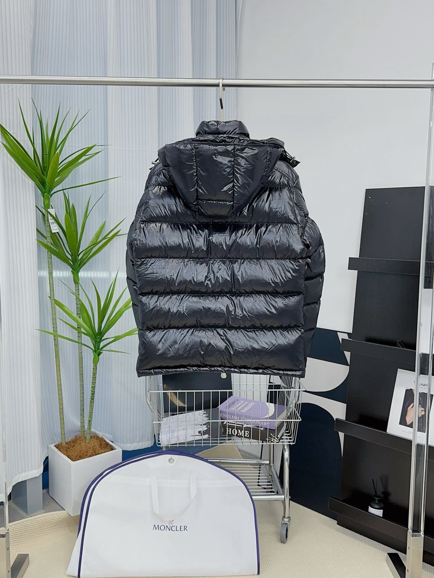 Moncler P678 短款派克羽绒服 - 機能性とスタイルを兼ね備えた一着