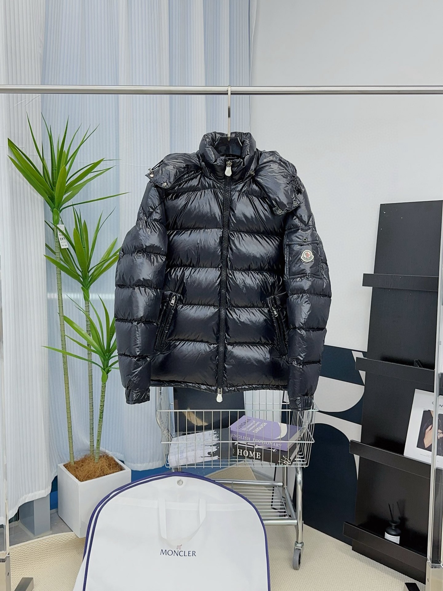 Moncler P678 短款派克羽绒服 - 機能性とスタイルを兼ね備えた一着