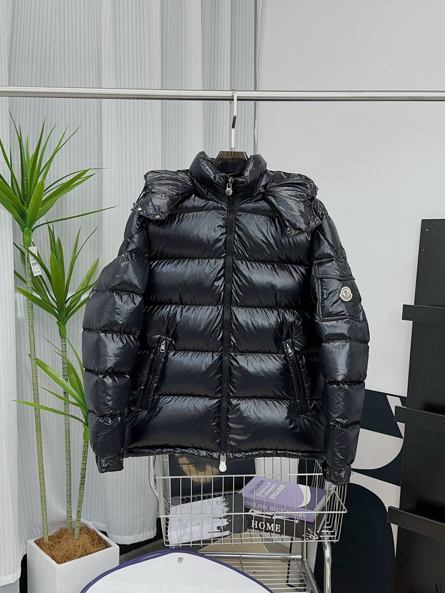 Moncler P678 短款派克羽绒服 - 機能性とスタイルを兼ね備えた一着