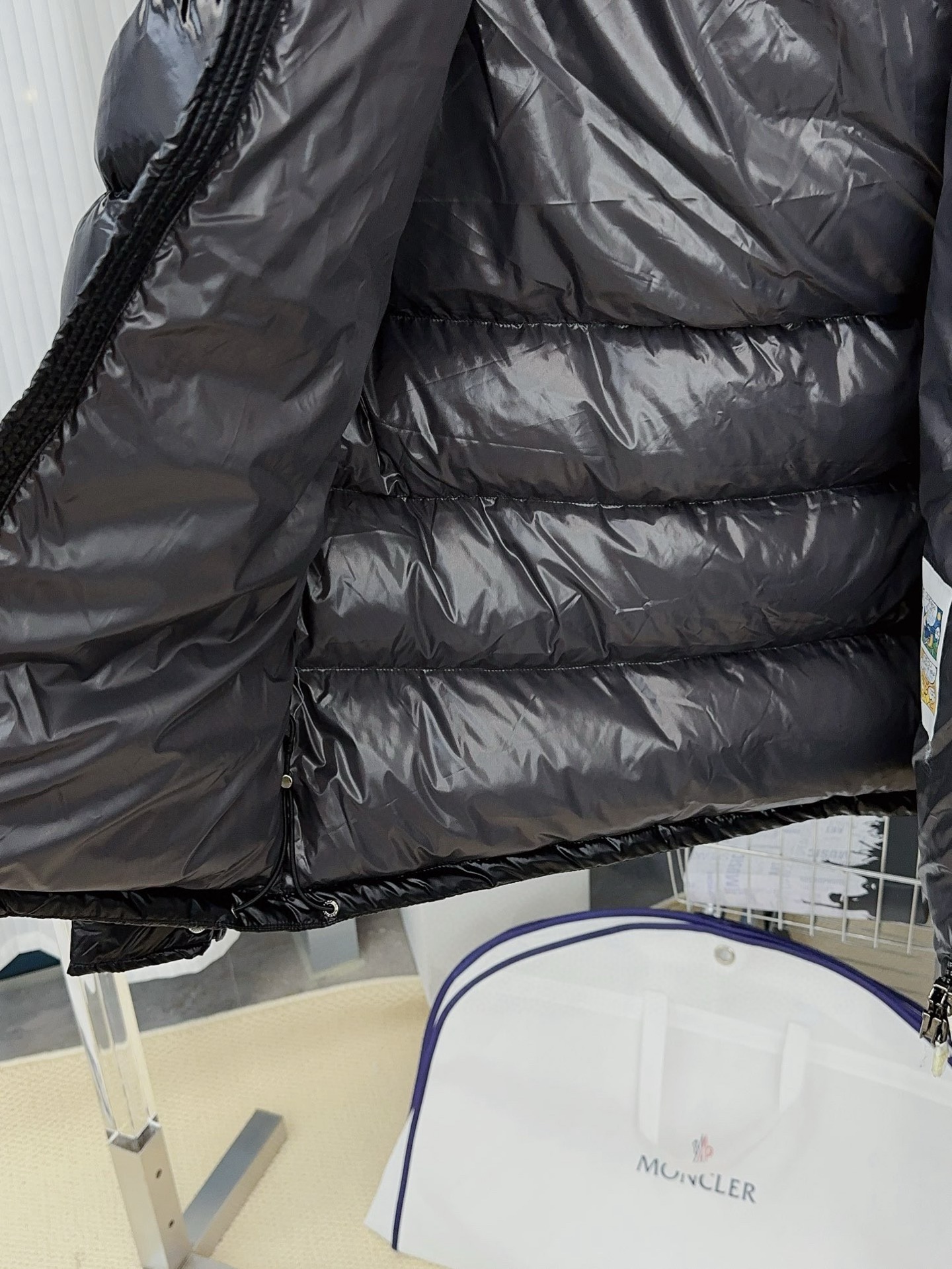 Moncler P678 短款派克羽绒服 - 機能性とスタイルを兼ね備えた一着