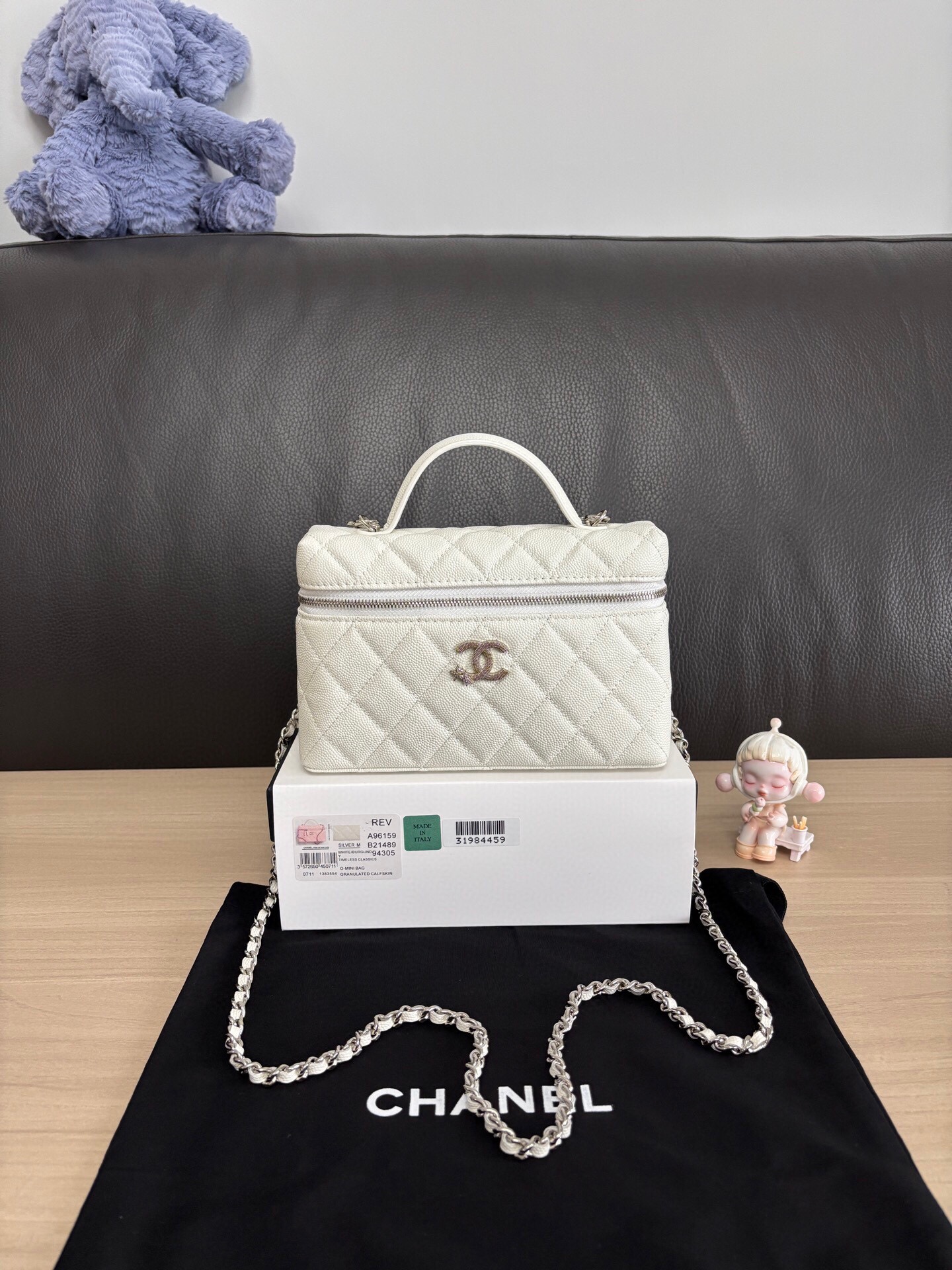 Chanel Quilted Leather Vanity Bag with Chain Strap - Elegant and Versatile