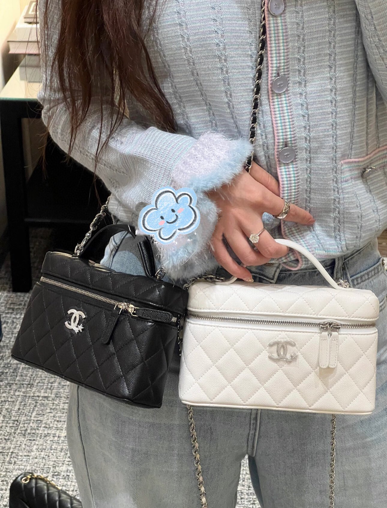 Chanel Quilted Leather Vanity Case,Top Handle Crossbody Bag, 17 cm 2 i1755105878 9916 3