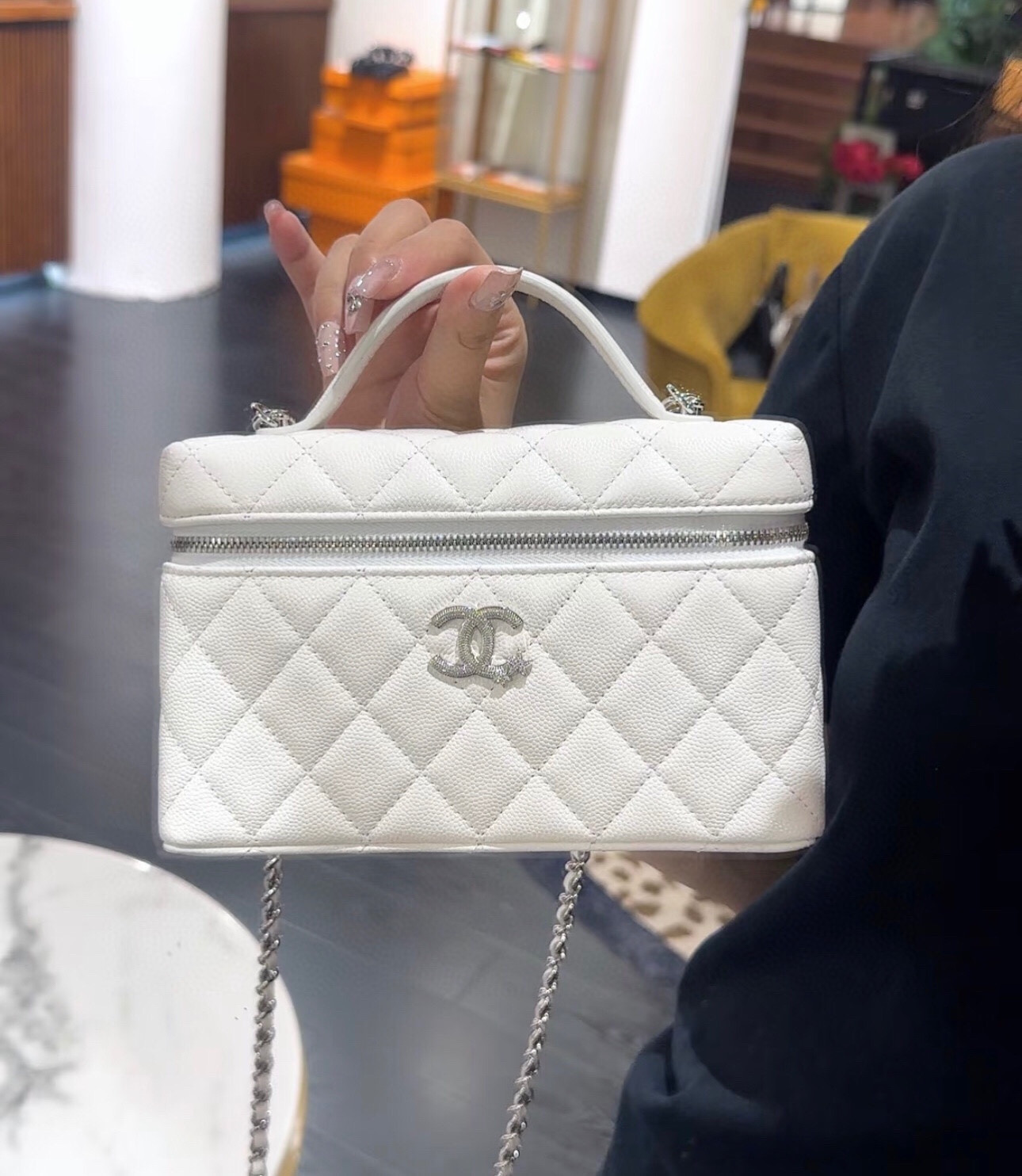 Chanel Quilted Leather Vanity Case,Top Handle Crossbody Bag, 17 cm 5 i1755105885 1576 3