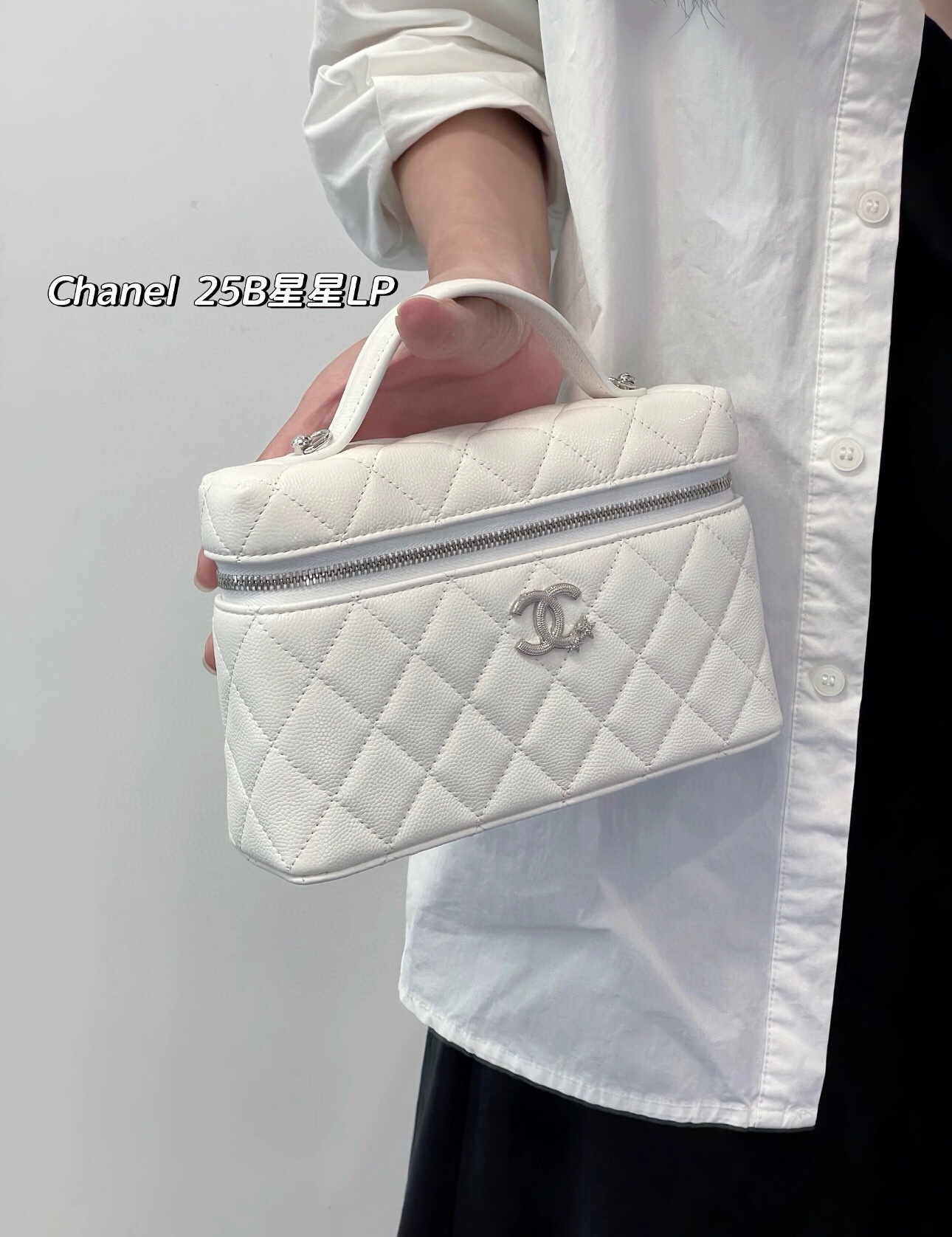 Chanel Quilted Leather Vanity Case,Top Handle Crossbody Bag, 17 cm 7 i1755105885 6675 2