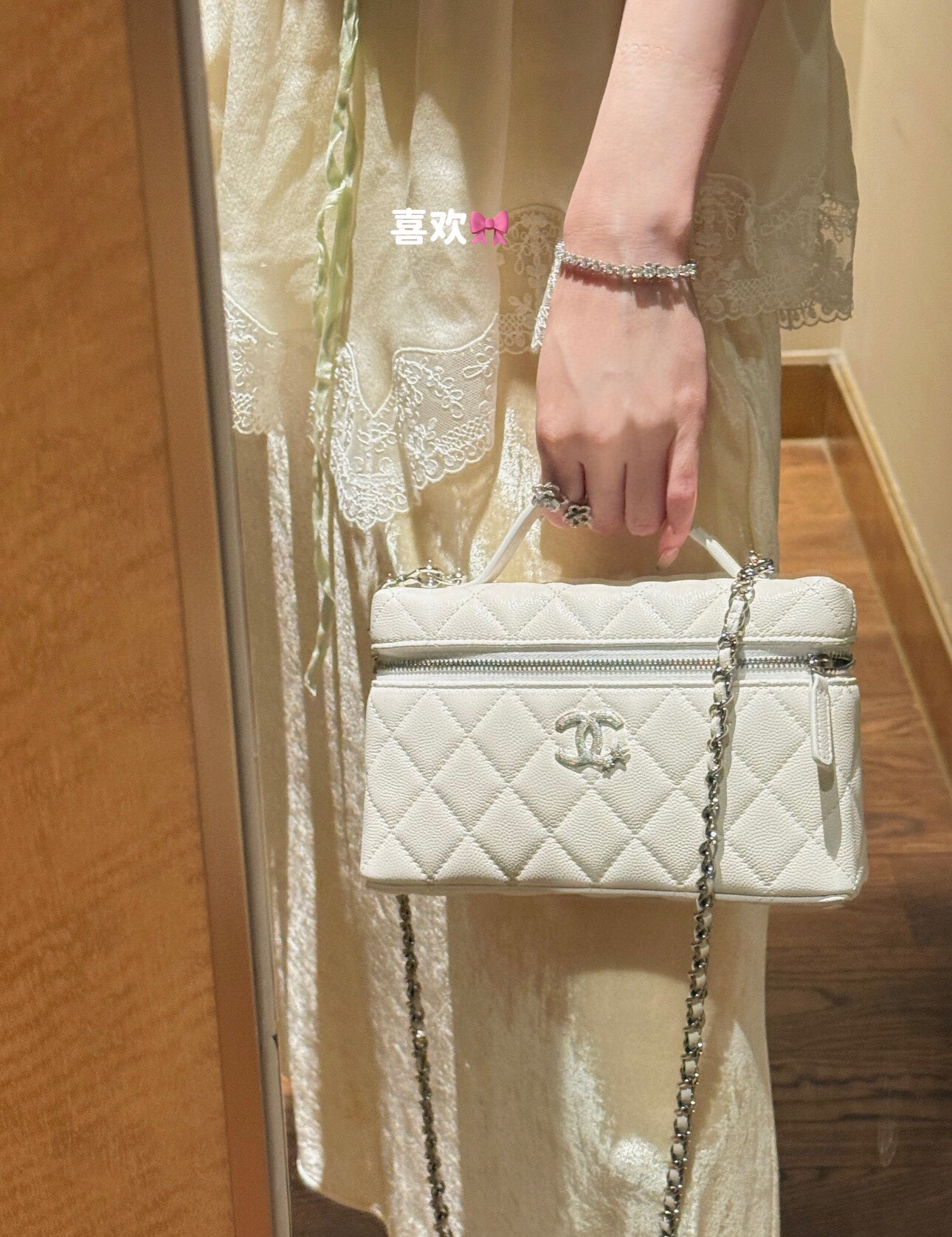 Chanel Quilted Leather Vanity Case,Top Handle Crossbody Bag, 17 cm 6 i1755105885 9245 0