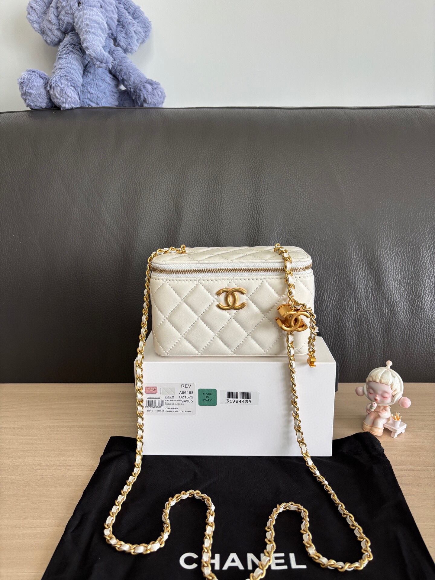 Chanel Quilted Leather Vanity Bag with Chain Strap - Elegant and Timeless