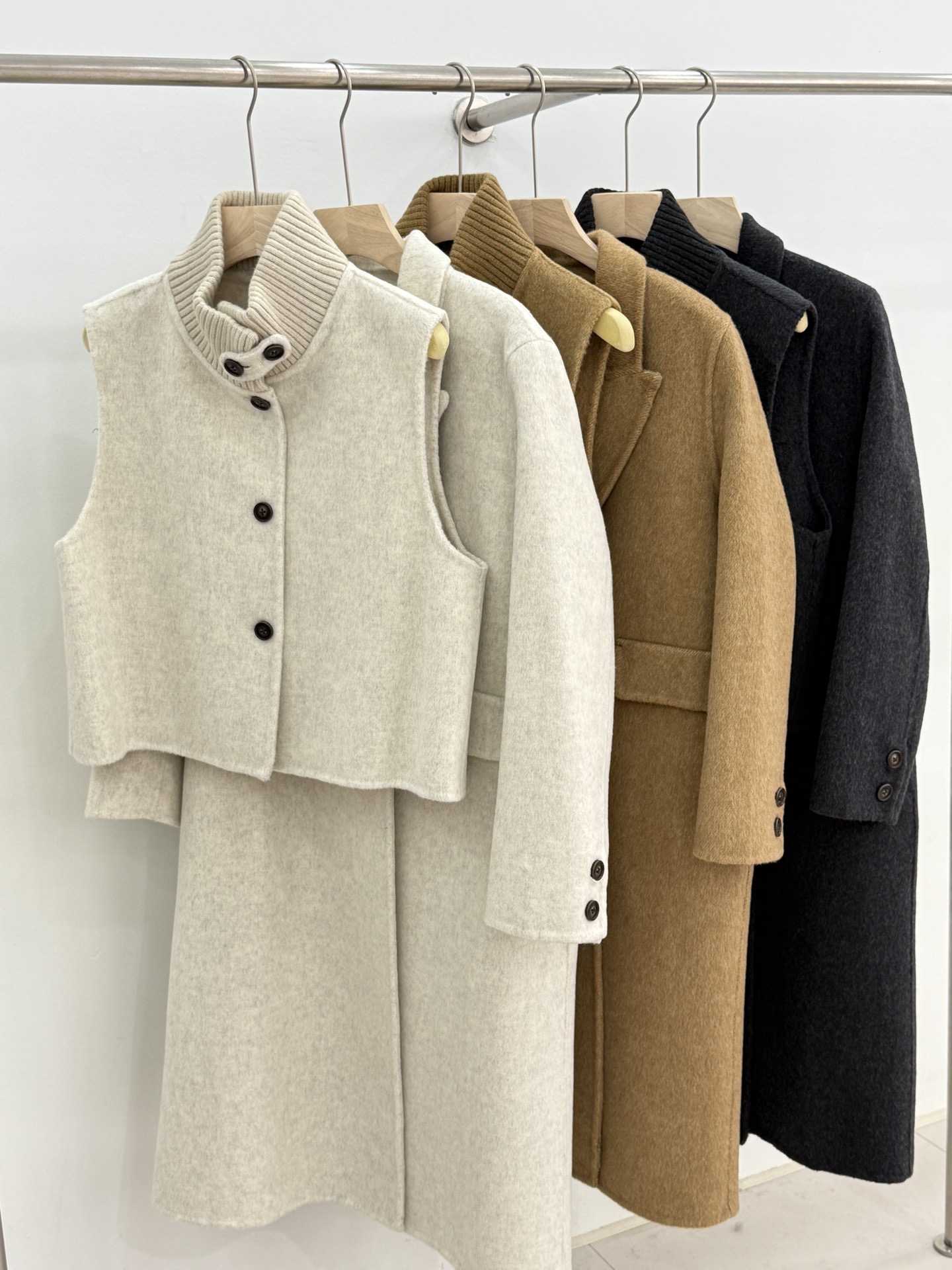 JILSANDER 25秋冬新款 双面羊毛马甲大衣两件套 真两件套哦🍂 针织领的马甲设计 立体剪裁版型 