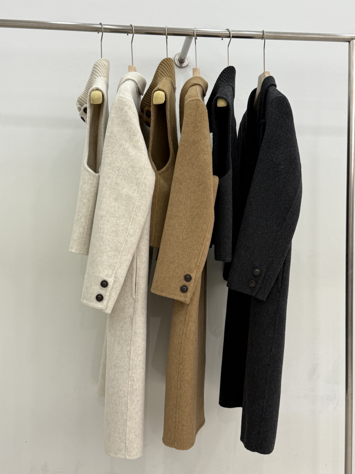 JILSANDER 25秋冬新款 双面羊毛马甲大衣两件套 真两件套哦🍂 针织领的马甲设计 立体剪裁版型 