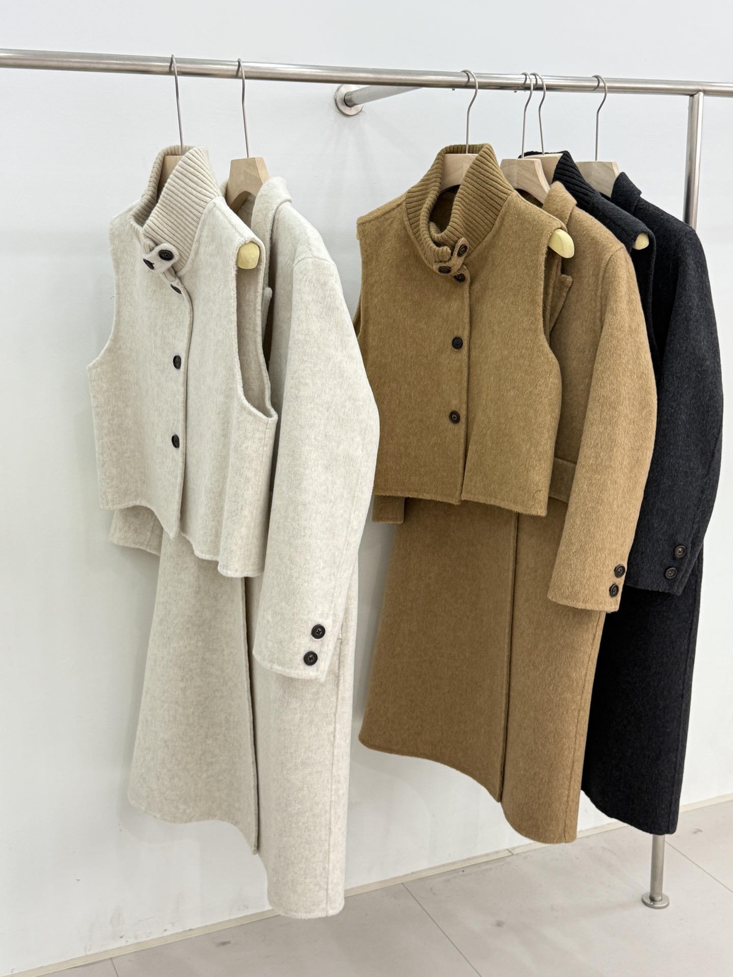 JILSANDER 25秋冬新款 双面羊毛马甲大衣两件套 真两件套哦🍂 针织领的马甲设计 立体剪裁版型 