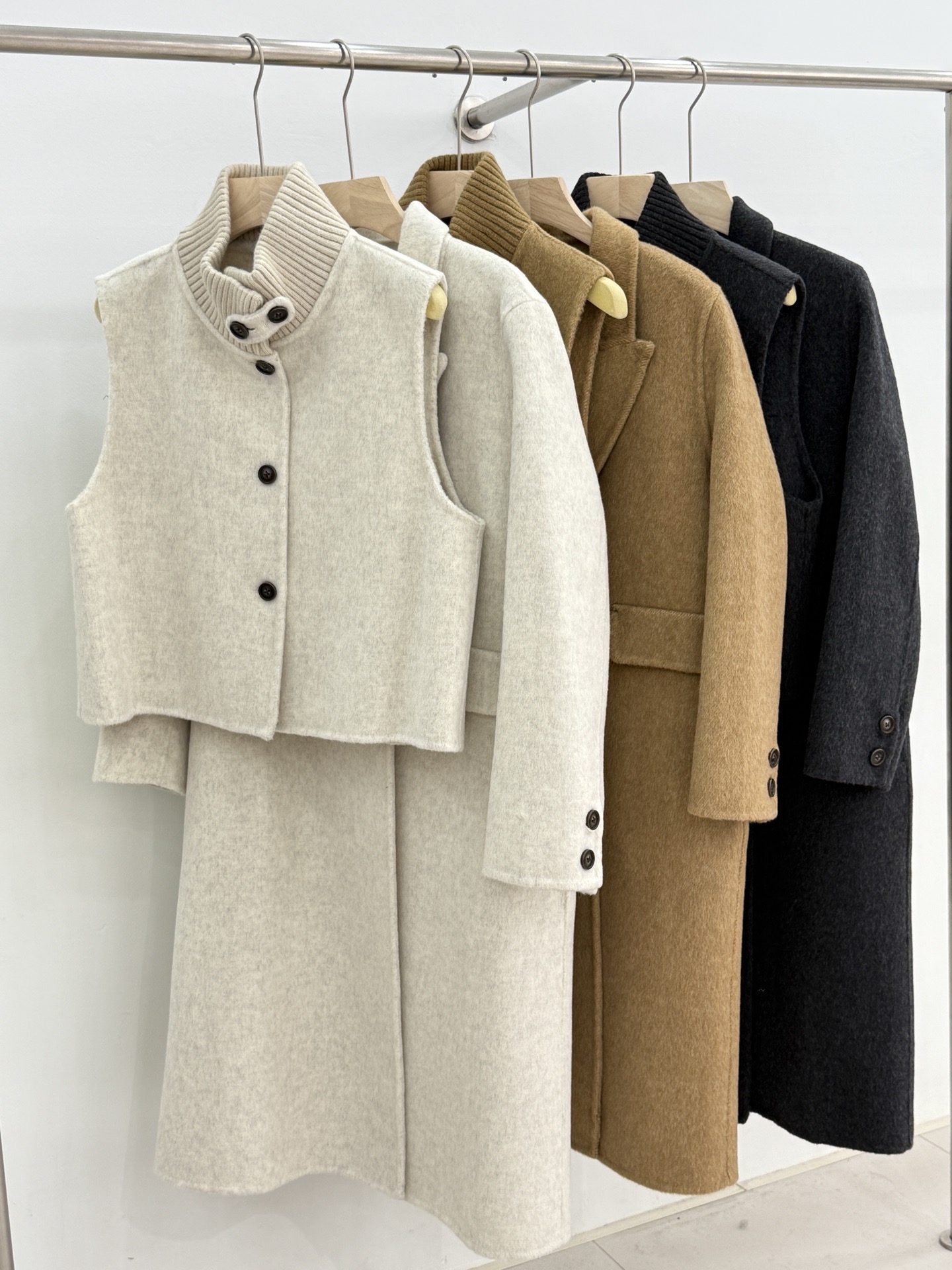 JILSANDER 25秋冬新款 双面羊毛马甲大衣两件套 真两件套哦🍂 针织领的马甲设计 立体剪裁版型 