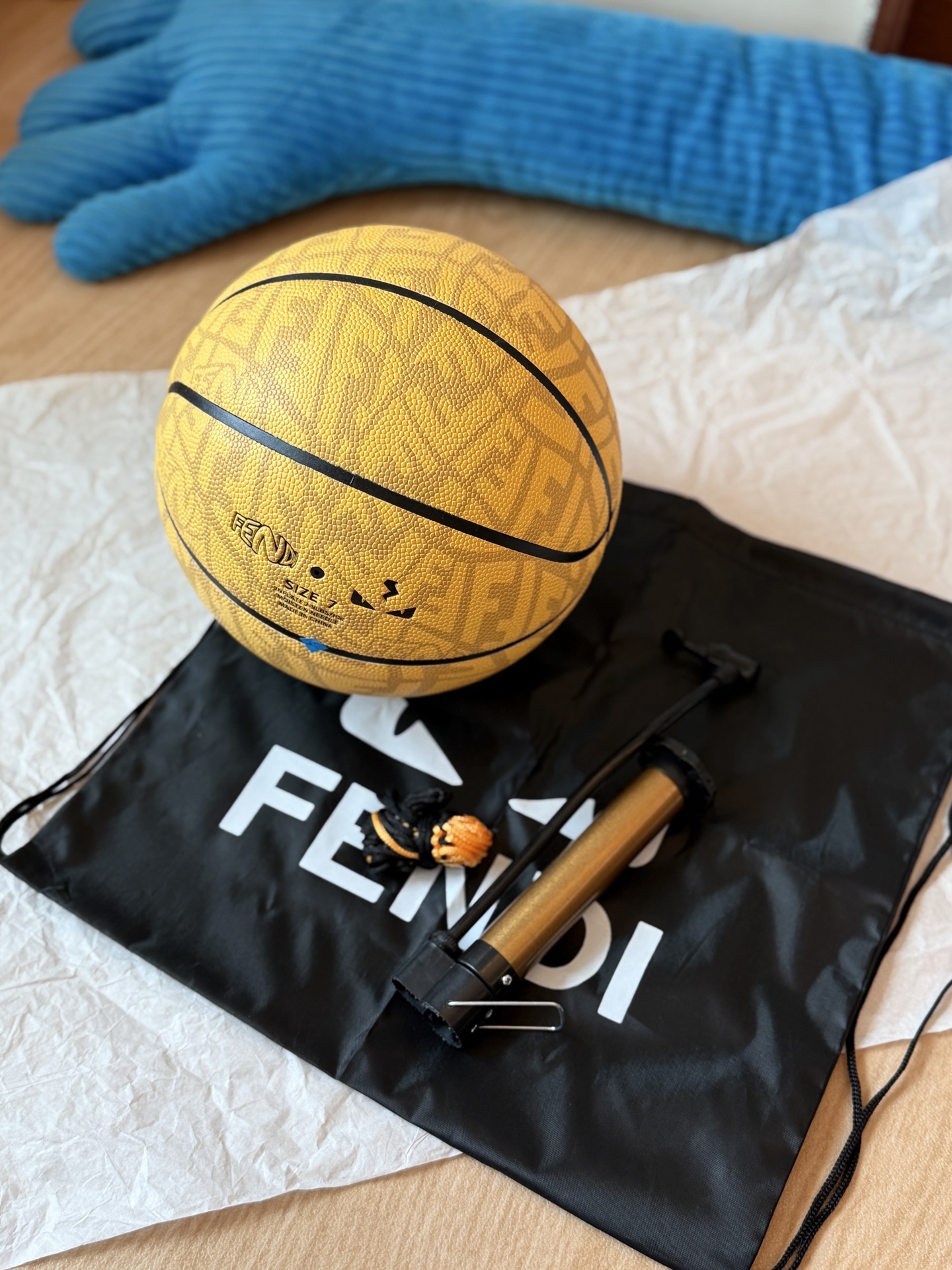 NO:809558,Fendi Fendi Limited Edition Basketball Series High-end trendy display items, regular No. 7 balls, can be used in actual combat!  Different from market currency!  Our quality is impeccable!  It still has that old-fashioned look and the classic little monster letter eyes, which are always irresistible!  Whether you are playing with it or playing sports on the court, it is an eye-catching item. It is a collectible item. If you like it, hurry up and get it!  , trendy department store, fendi, fendi19860909Fendi 芬迪 限量蓝球系列 高逼格的潮流陈列单品,正规七号球,可实战！ 与市场通货不同！咱家品质无可挑剔！依旧是那抹老花,经典的小怪兽字母眼睛,总是让人无法拒绝！无论是把玩或者去球场运动都是很吸睛的单品,收藏级单品 ,喜欢抓紧下手吧！,潮品百货,fendi,fendi,accessory