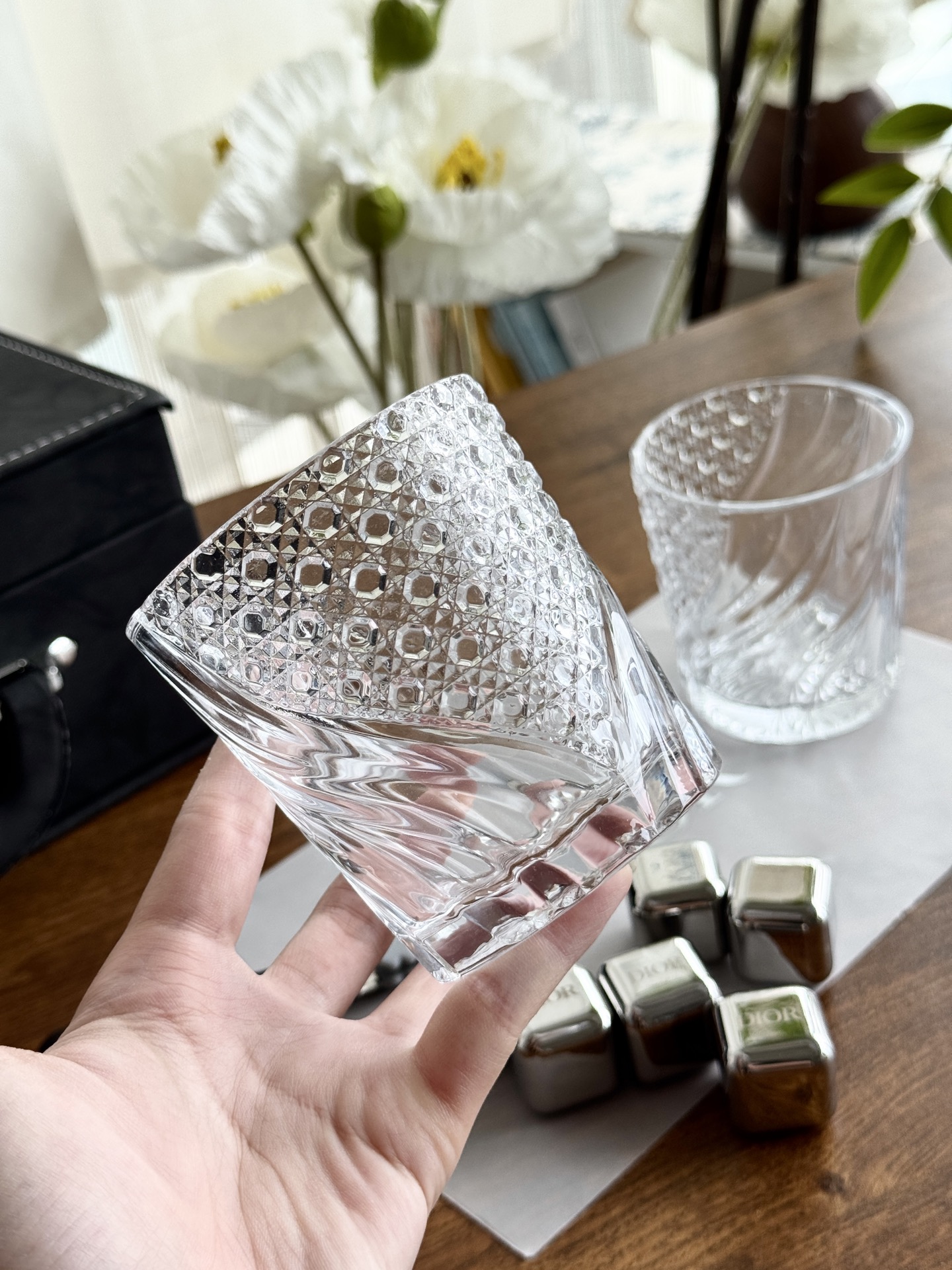 كوب زجاجي فاخر صناعة يدوية مع مكعبات ثلج من Dior، مثالي لأناقة الصيف