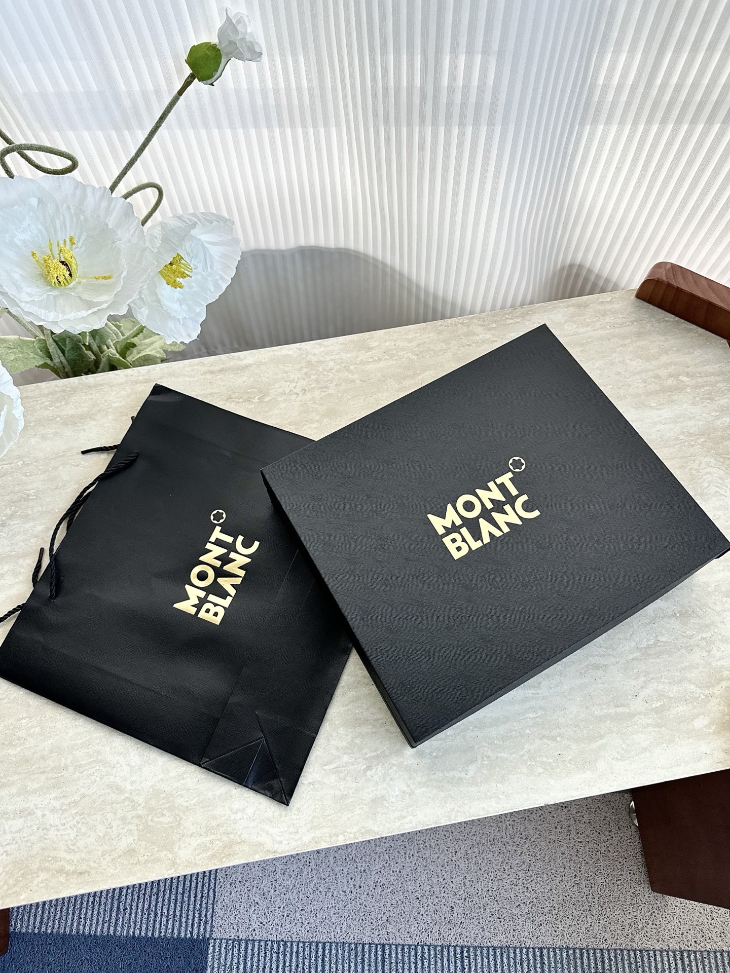 NO:894318,MONTBLANC Notebook Gift Box Set is the first choice for business souvenirs. A very practical business souvenir. Leather notebook, selected high-quality paper, smooth writing, a powerful assistant for your work or study. The signature pen is a Montblanc classic, with smooth writing, first-class quality, excellent feel, high-end novel design, exquisite high-end packaging, absolutely luxurious gift!  It’s also a good choice to send as a gift to classmates and friends during graduation season!  It can also be used as a business gift for company anniversaries, thanking customers, visiting customers, business meetings, annual meetings, etc.!  Contents of the gift box: 1A5 notebook, 2 thermos cups, 3 signature pens, tea set    cups, trendy department stores, montblanc19860909MONTBLANC万宝龙 笔记本礼盒套装 商务伴手礼首选 一款非常实用的商务伴手礼 皮革笔记本,精选优质纸张,书写流畅,是你工作或学习的得力助手.签字笔更是万宝龙的经典之作,书写流畅,质量一流,手感极好,高端新颖的设计,精致高端的包装,绝对奢华的礼物 ！ 毕业季送同学、朋友也是不错的选择！也可以作为企业公司周年庆,答谢客户,拜访客户,商务会议,年会等商务礼赠！ 礼盒内容 1A5笔记本 2保温杯 3签字笔,茶具    杯子潮品百货,mon,accessory