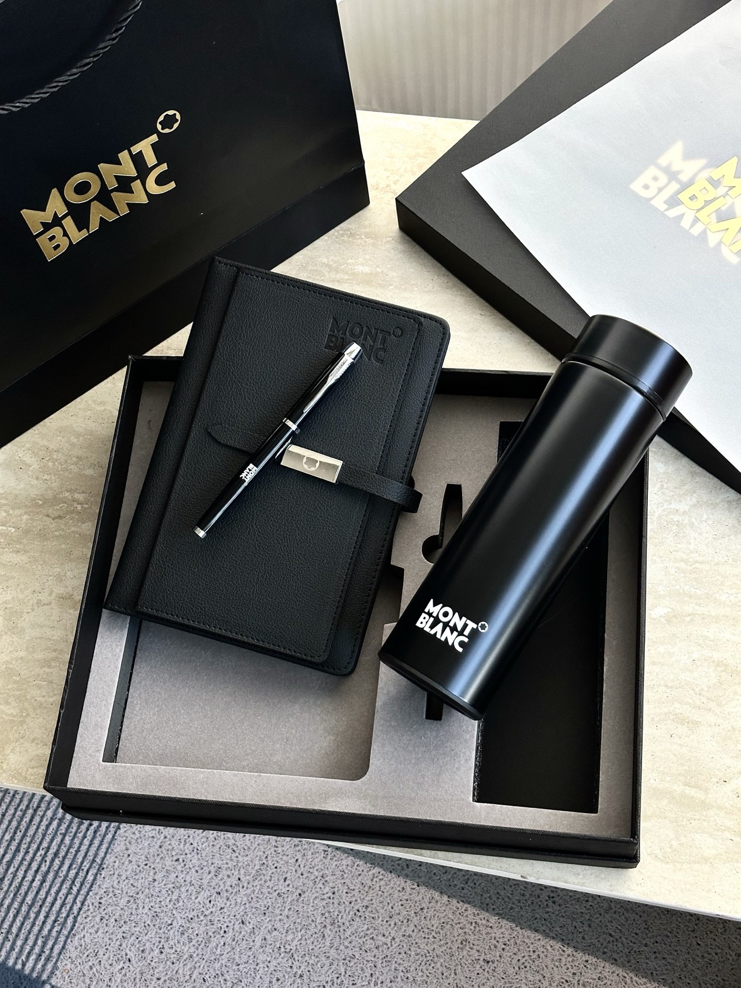 NO:894310,This business gift set is not only suitable for business occasions, but also a perfect choice for friends and colleagues. It is not only a gift, but also a transmission of taste and attitude!  , tea set      cup trendy department store19860909这套商务礼品套装,不仅适合商务场合,也是送给朋友、同事的完美选择.它不只是一份礼物,更是一种品味和态度的传递！,茶具    ,accessory