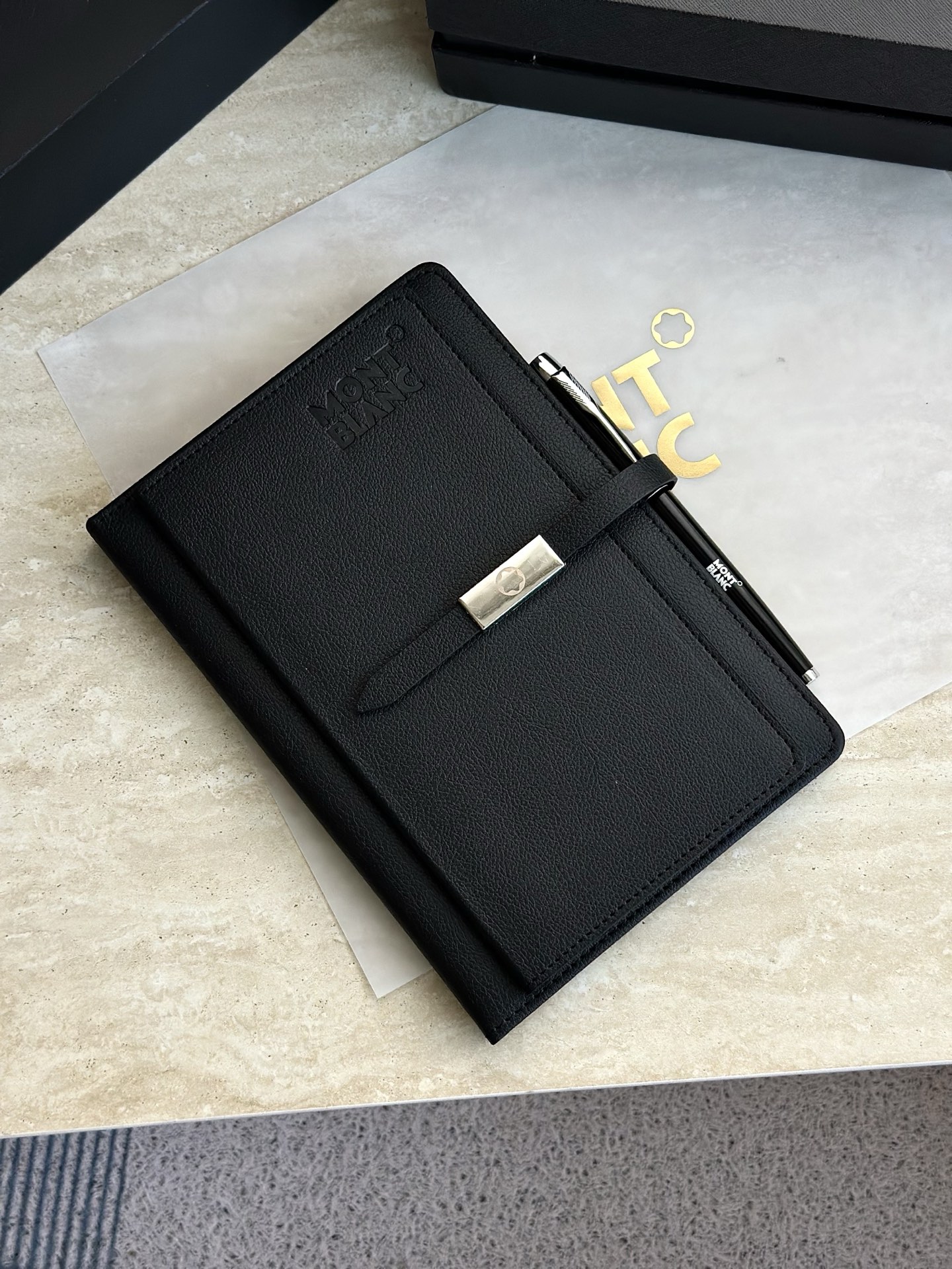 NO:894301,1Notebook cover design is so thoughtful!  An ordinary notebook only has one layer of leather, but this one has an extra layer and turns directly into a storage bag!  Just stuff your ID card, work card, and a few commonly used bank cards/access cards inside, and you no longer have to dig through your bag to find the card holder when you go out or have a meeting (it’s also super convenient to put some change and bills in your daily life). The exquisite texture is amazing, and it’s full of high-end feeling!  The magnetic buckle design is both practical and beautiful. When you buckle it gently, the exquisiteness of the book will instantly fill up. Tea set      cup trendy department store198609091笔记本 封面设计太贴心！普通本子就一层皮,它多了一层,直接变成收纳袋！身份证、工卡、几张常用银行卡/门禁卡,随手往里一塞,出门/开会再也不用翻包找卡包了（日常放点零钱、票据也超方便） 细腻的质感绝了,满满的高级感！磁吸搭扣设计,既实用又美观,轻轻扣上,本子的精致感瞬间拉满,茶具    ,accessory