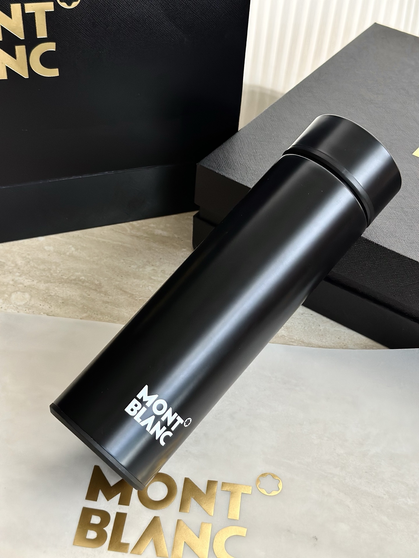 NO:894366,2 thermos cups. The matte black texture is very high-end. The liner is made of 304 stainless steel. It contains a tea compartment, which can be used to make tea. The cap has excellent sealing performance and does not leak when turned upside down. Traveling is more secure and the sealing effect is guaranteed!  , tea set      cup trendy department store198609092保温杯 黑色磨砂的质感十分高级,304不锈钢内胆材质 内含茶仓,可泡茶,瓶盖密封性优秀倒置不漏水 出行更安心,保证密闭效果！,茶具    ,accessory