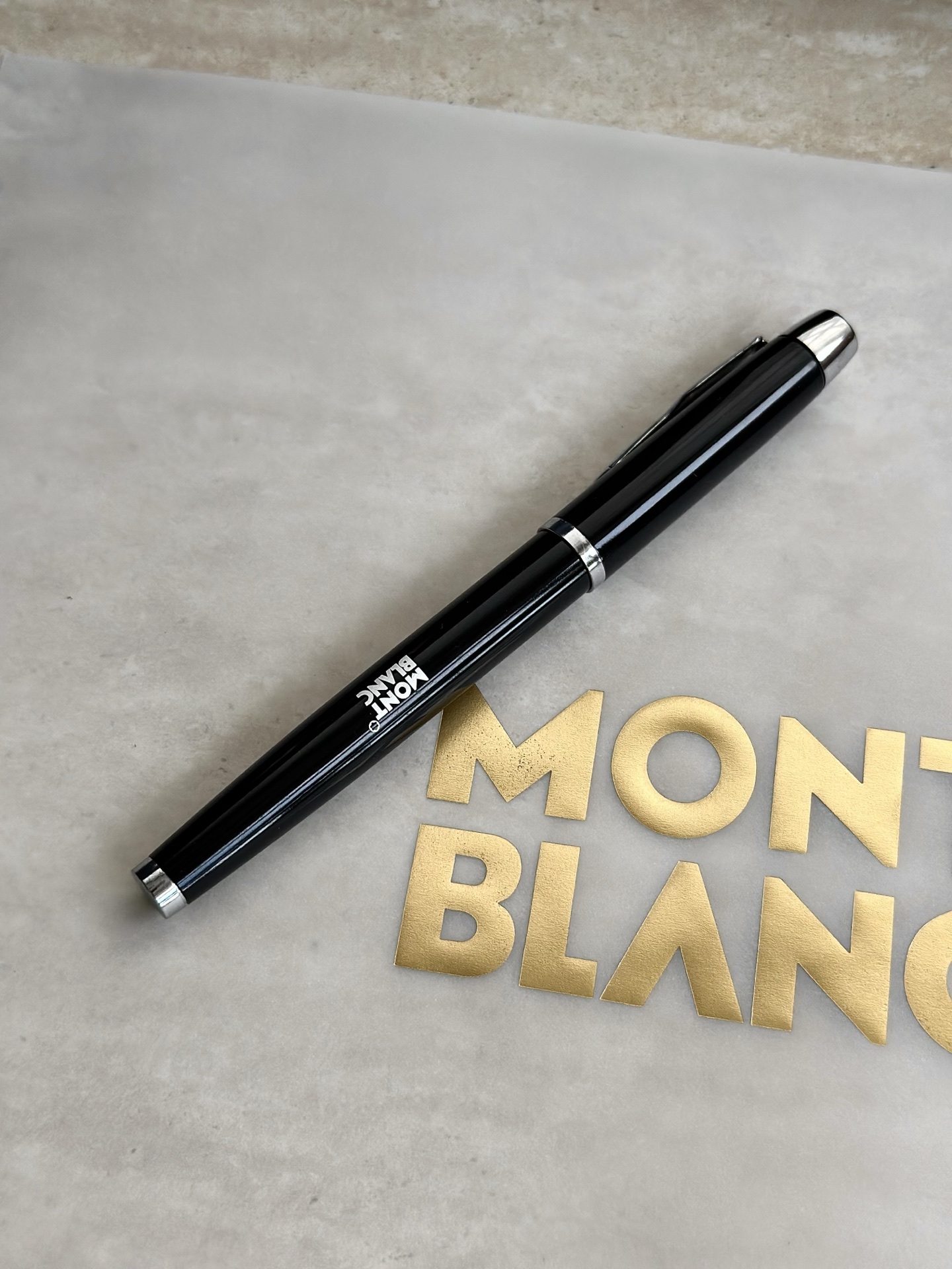 NO:894352,Simple and elegant appearance design, pure black paint with iconic silver arrow pen clip, classic color matching, low-key yet elegant!  The pen body feels comfortable to hold, and your hands will not be tired when writing for a long time. It is suitable for students and office workers!  Whether it is a business occasion or daily writing, it can be perfectly adapted and show your unique taste!  , tea set      cup trendy department store19860909简约大气的外观设计,纯黑漆面搭配标志性的银色箭标笔夹,经典配色,低调又不失优雅！ 笔身握感舒适,长时间写字也不会累手,适合学生党和办公族！ 无论是商务场合还是日常书写,都能完美适配,彰显独特品味！,茶具    ,accessory