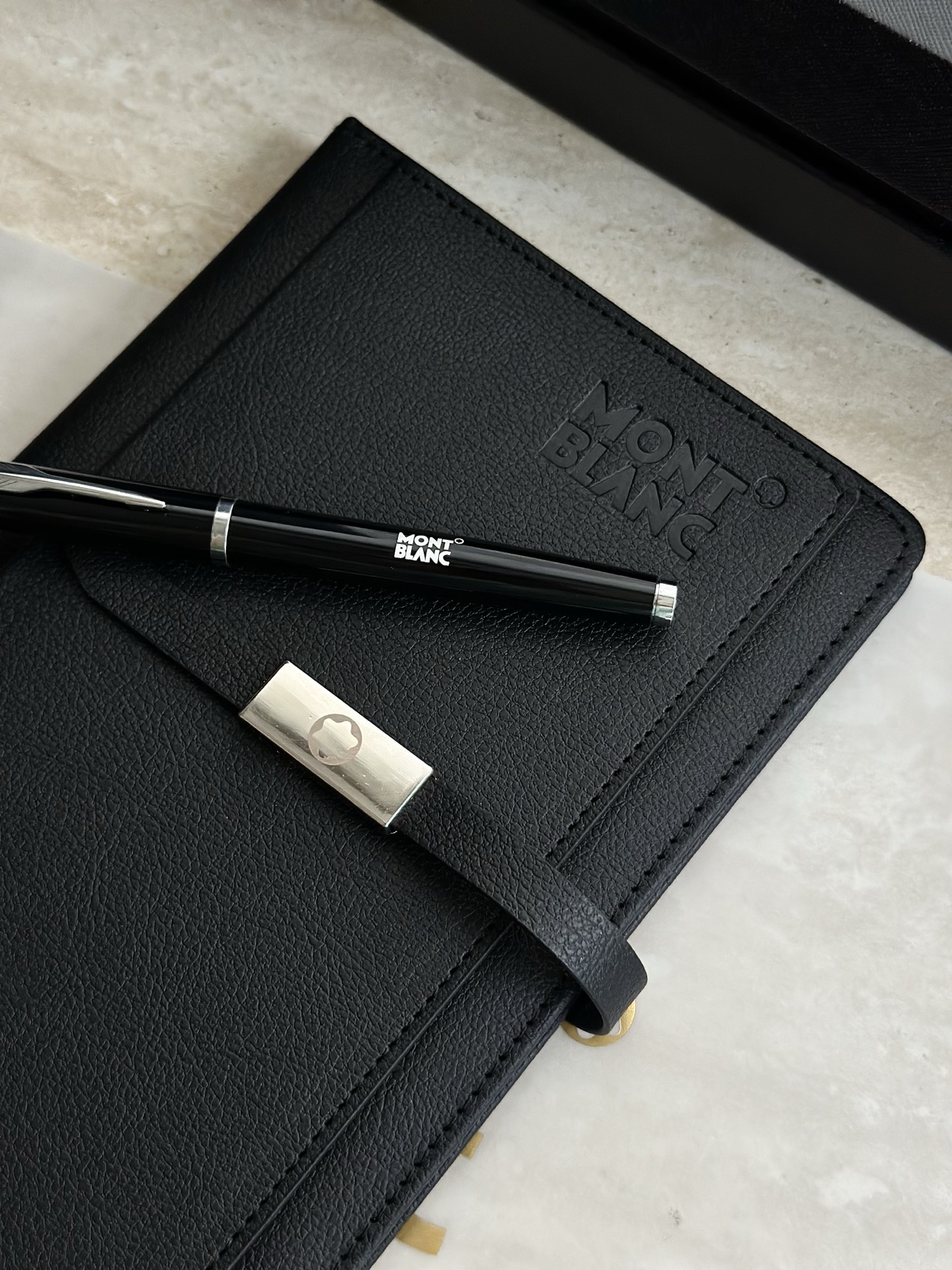 NO:894358,3 Signature pen has a low-key business temperament and reveals casual elegance. The pen body is light and fits the palm of the hand, and the rotating opening and closing design is smooth and effortless. Whether you are a newbie in the workplace or a senior executive, you can easily control this 'just right' sense of sophistication!  Business meetings/social gifts/daily records are all-round partners from business to daily life!  , tea set      cup trendy department store198609093签字笔 低调的商务气质,又透露出不经意的优雅 笔身轻巧贴合掌心,旋转开合设计流畅不费力,无论是职场新人还是资深高管,都能轻松驾驭这份“刚刚好”的精致感！商务会议/社交赠礼/日常记录是从商务到日常的全能搭档哦！,茶具    ,accessory
