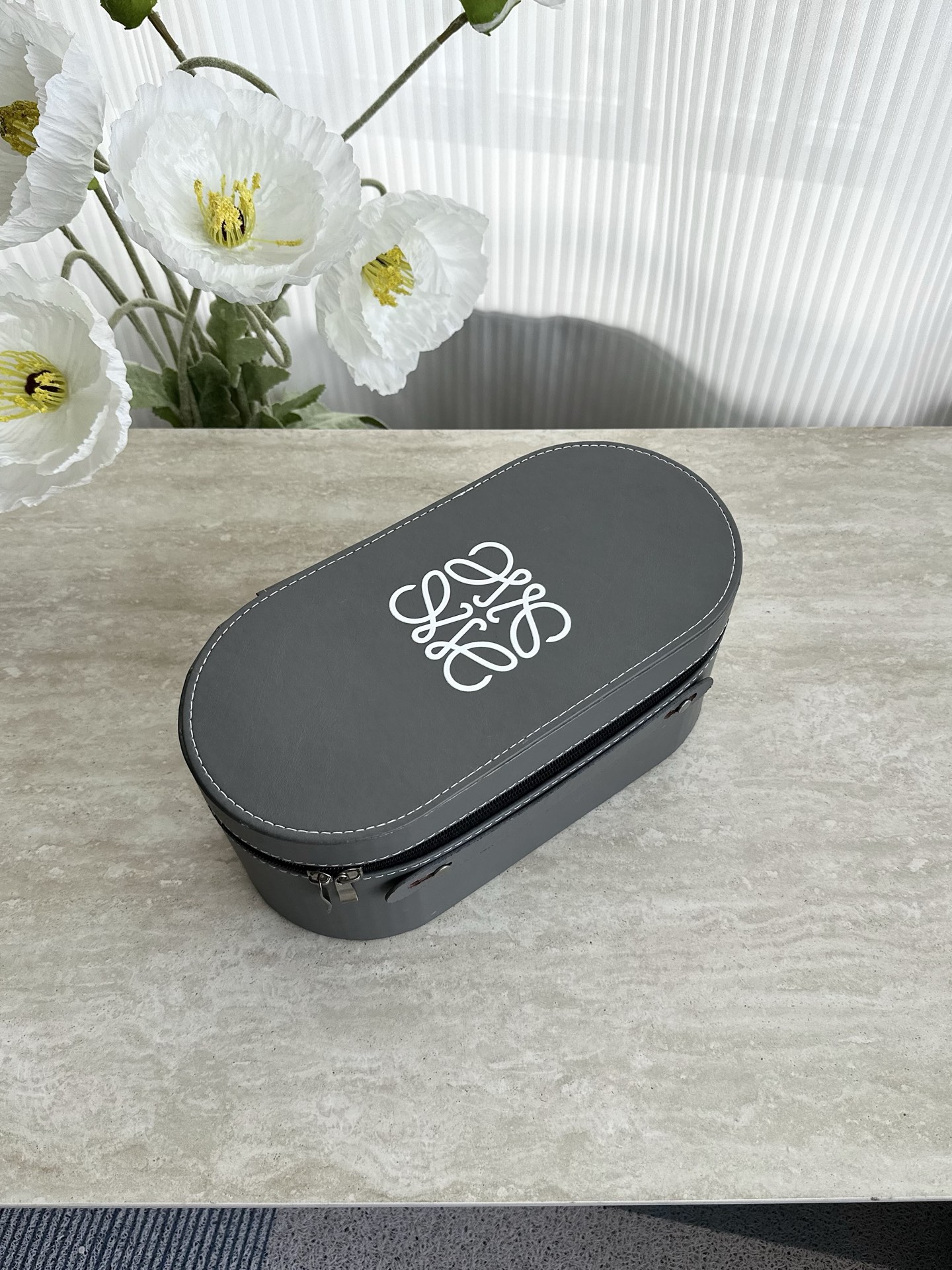 NO:850638,LOEWE Travel Tea Set The leather box has a simple and elegant design, and the handle of the gift box makes it easier to carry. You can take the tea set with you anytime and anywhere to taste the charm of tea from various places!  This convenient and high-end creative suitcase is both suitable for living in IKEA and convenient for traveling!  Tea set configuration: 1 teapot + 4 teacups + 4 PVC coasters + 1 solid wood tray + 1 high-end leather suitcase, made of PU leather, complete gift box, decent for personal use, generous and high-quality gifts!  ,tea set    cup,loewe,loewe19860909罗意威LOEWE 旅行茶具套装 皮盒的外观设计简约大方,礼盒的提手更方便携带,可以随时随地带上茶具,品味各地茶的韵味！既便捷又高档的创意手提皮箱,既宜室宜家又方便了出行！ 茶具配置 泡茶壶1个+茶杯4个+pvc杯垫4个+实木托盘1个+高端皮箱1个 材质pu皮 礼盒齐备,自用体面,送礼大方有品质！,茶具    杯子,loewe,accessory
